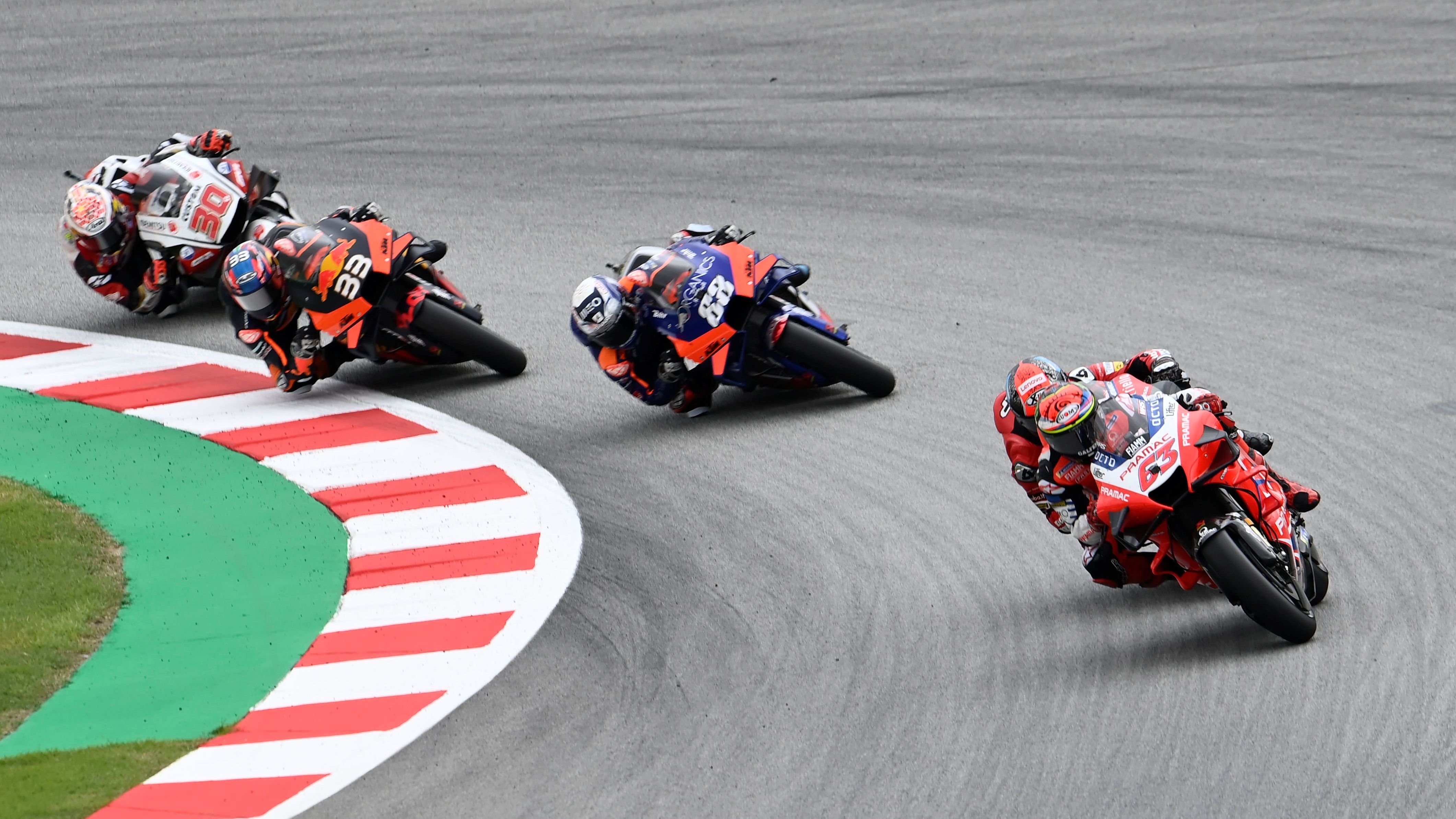Pecco Bagnaia y Danilo Petrucci pegados ante Miguel Oliveira, Brad Binder y Takaaki Nakagami