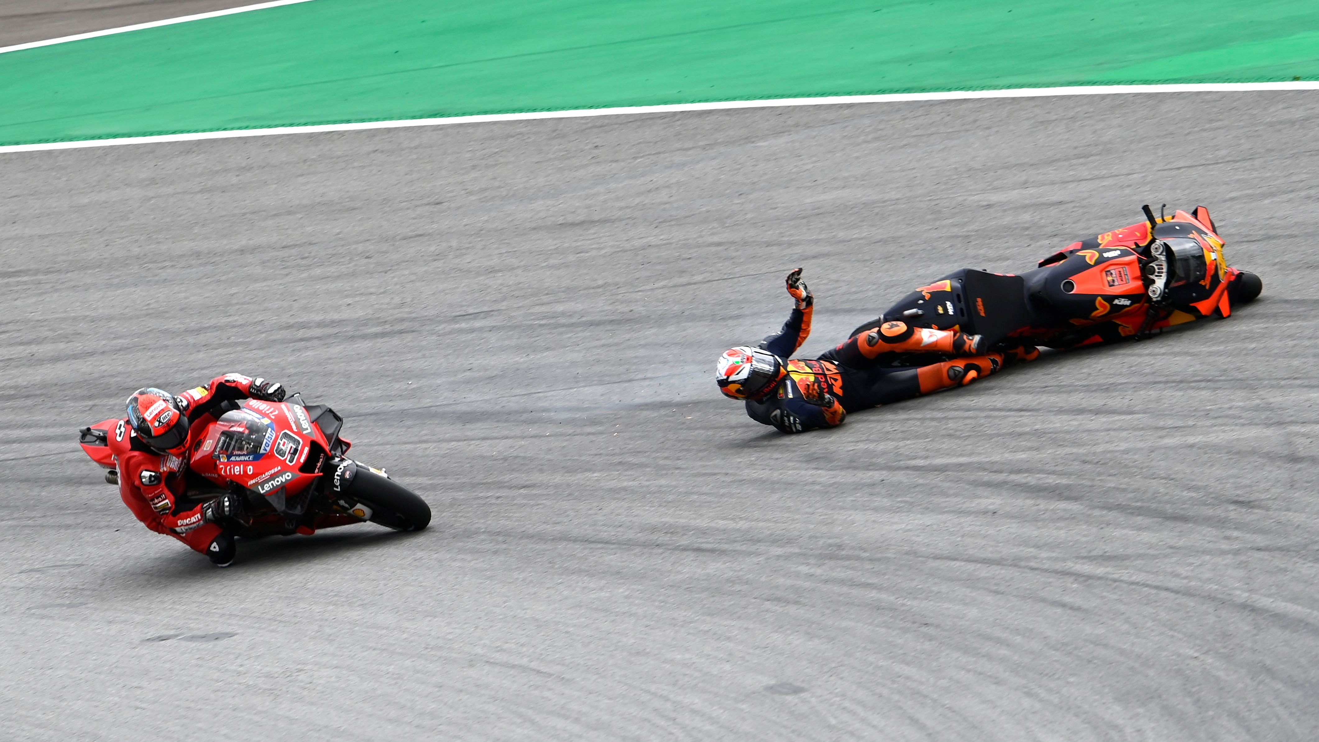 Pol Espargaró se cae tras adelantar a Danilo Petrucci