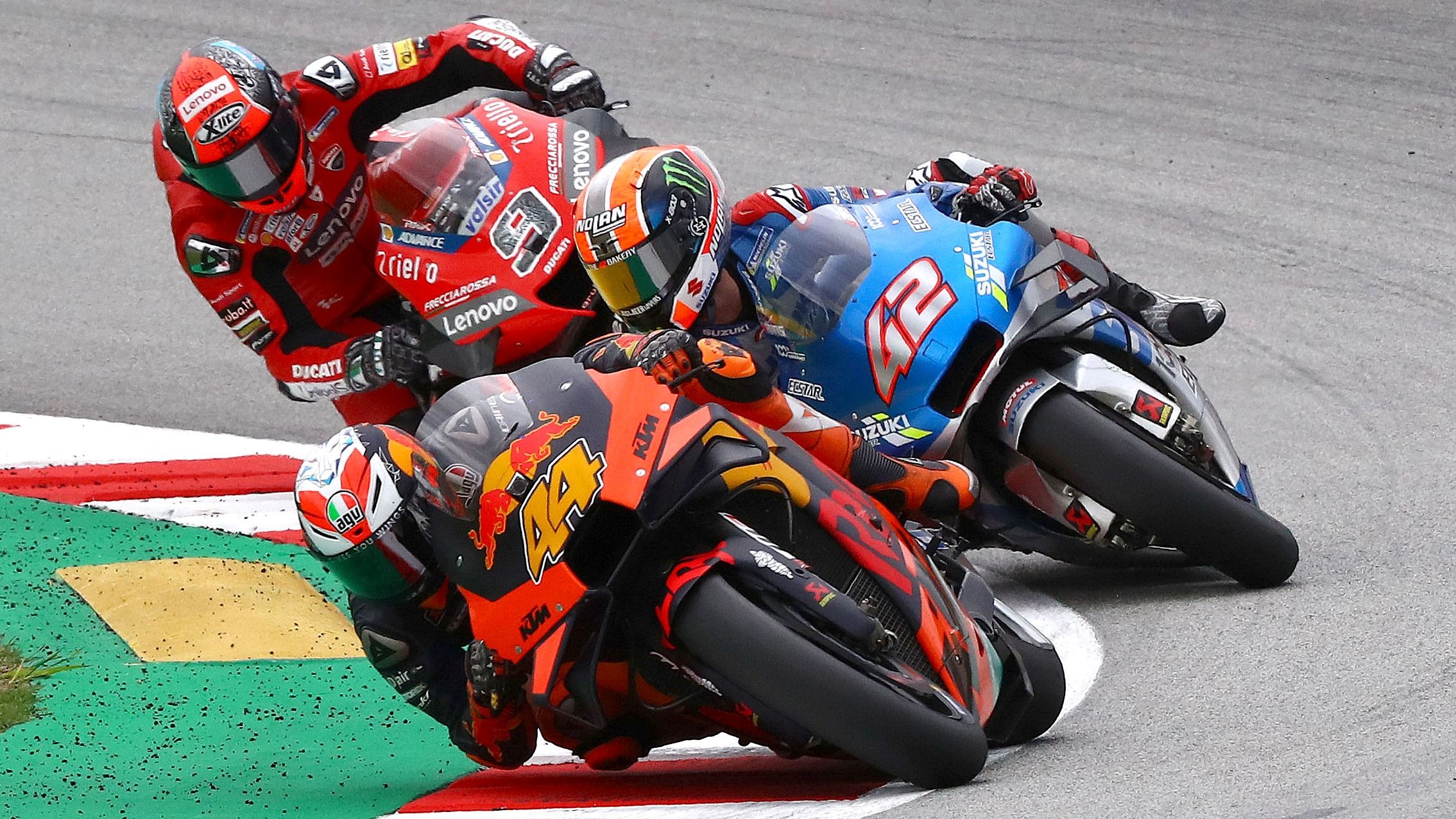 Pol Espargaró seguido por Álex Rins y Danilo Petrucci