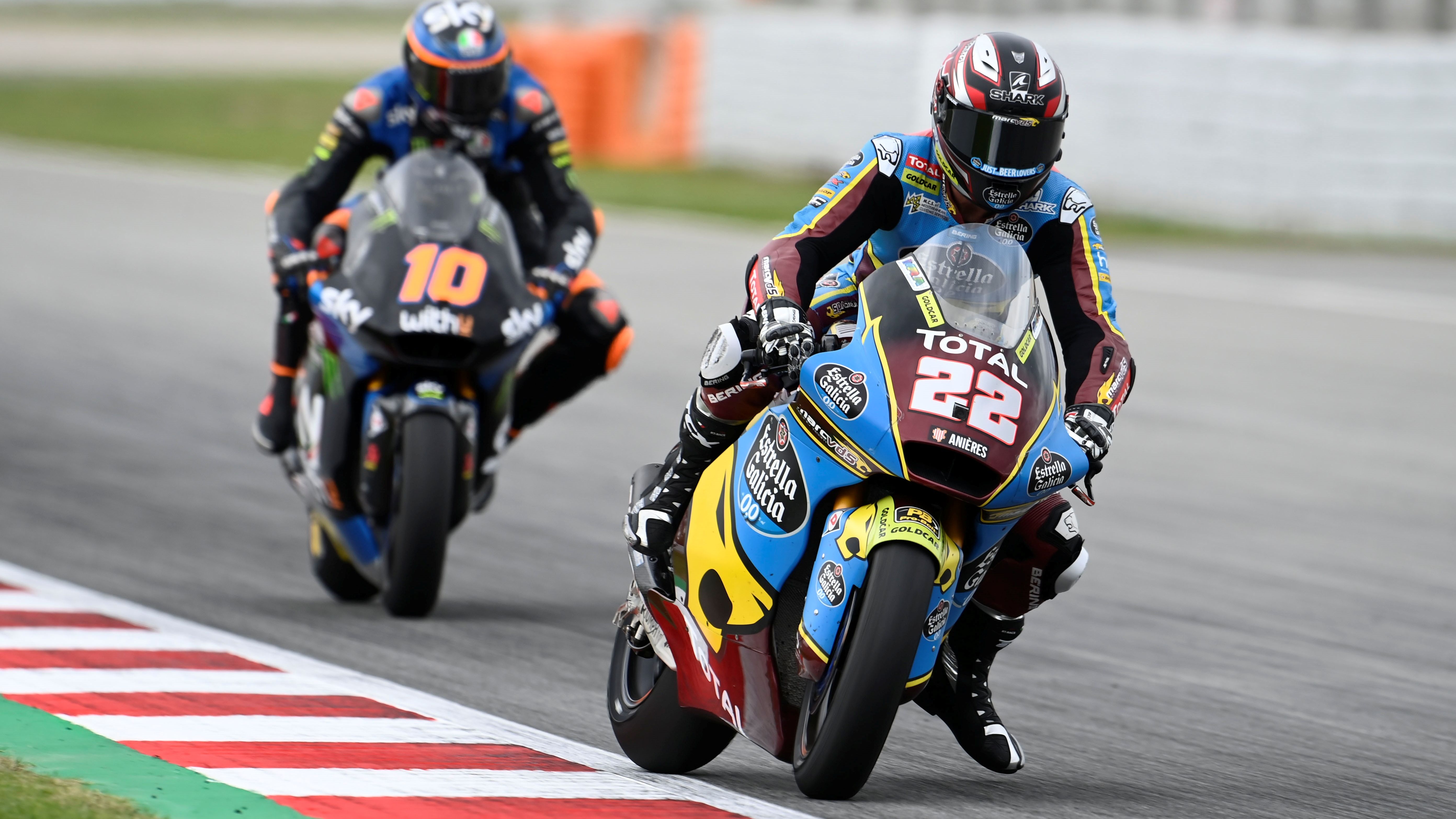 Sam Lowes cruza la moto en presencia de Luca Marini