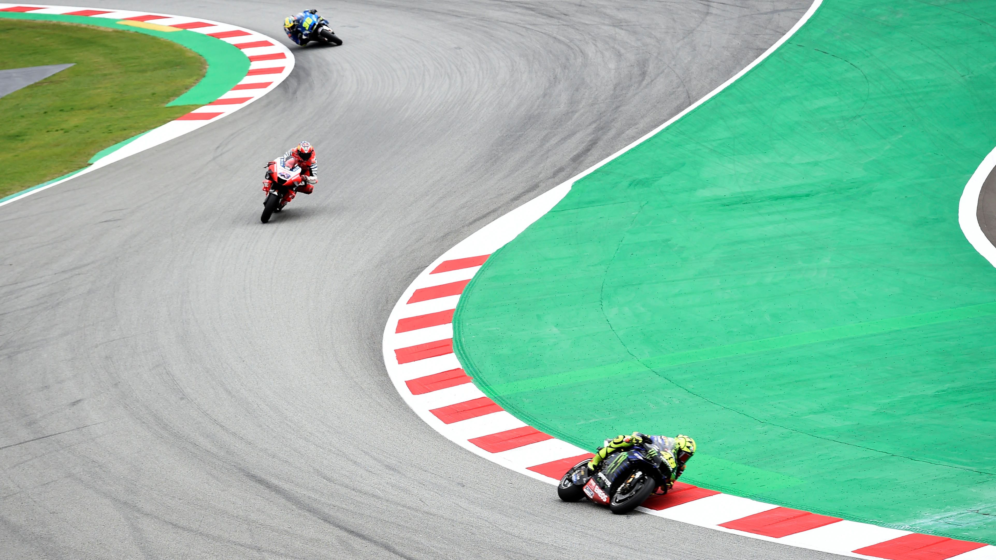 Valentino Rossi seguido de lejos por Jack Miller y Joan Mir