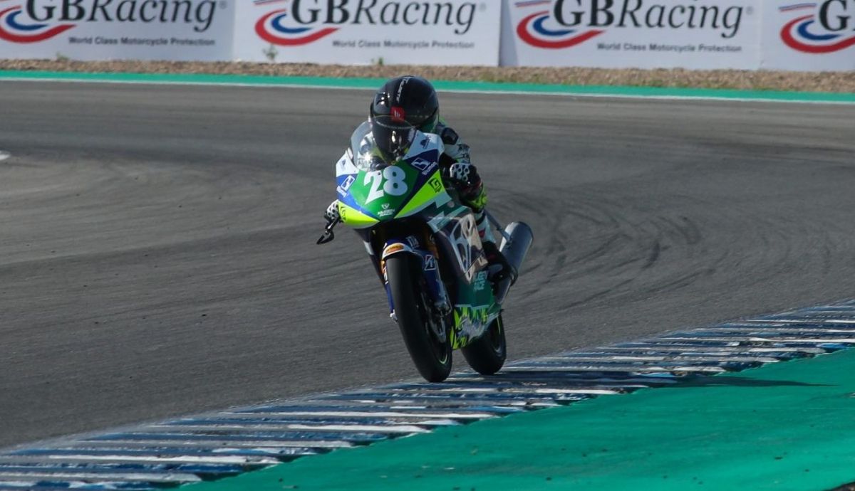 Máximo Martínez logró dos victorias en Moto4, una de ellas en solitario Máximo Martínez logró dos victorias en Moto4, una de ellas en solitario