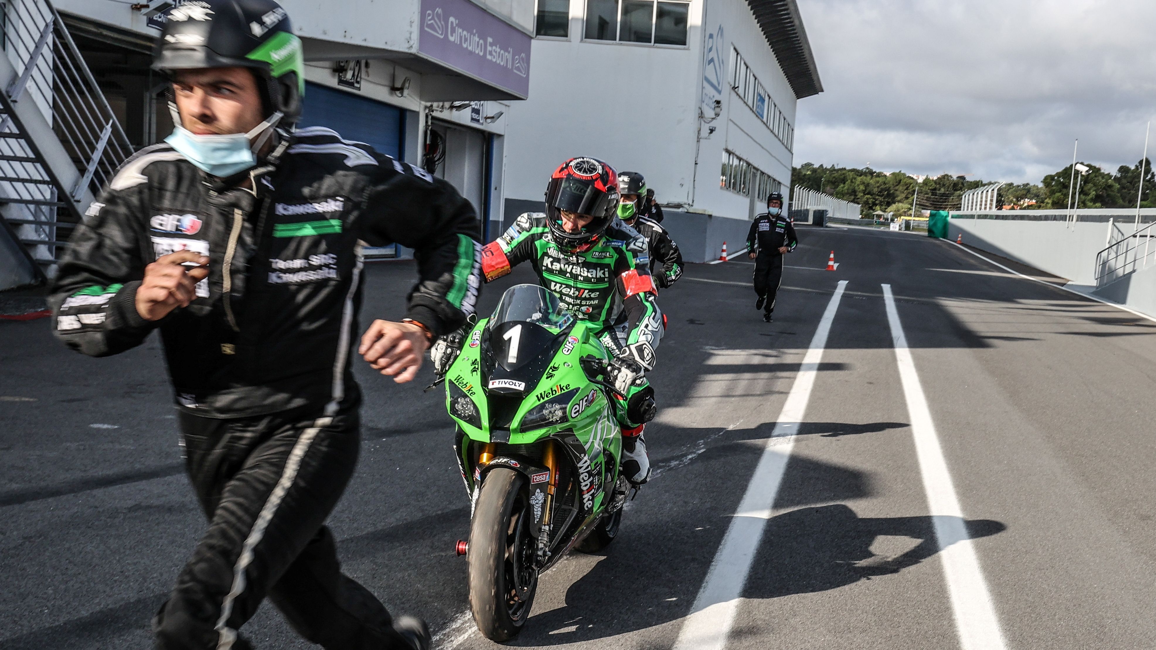 David Checa tuvo que empujar la Kawasaki al box