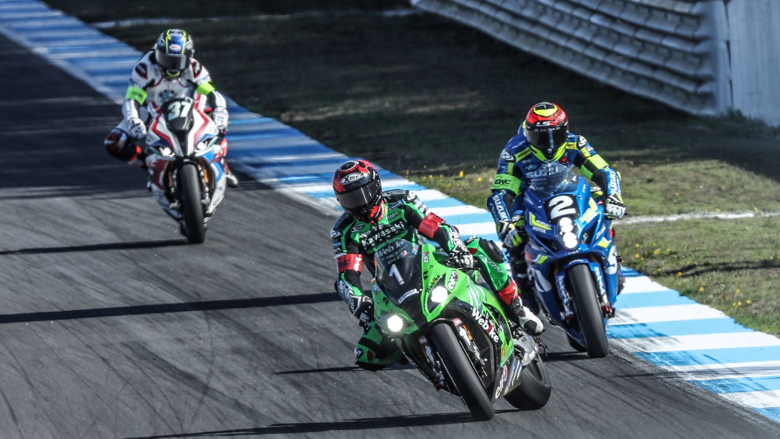 El SRC cruza la moto ante el SERT y el BMW