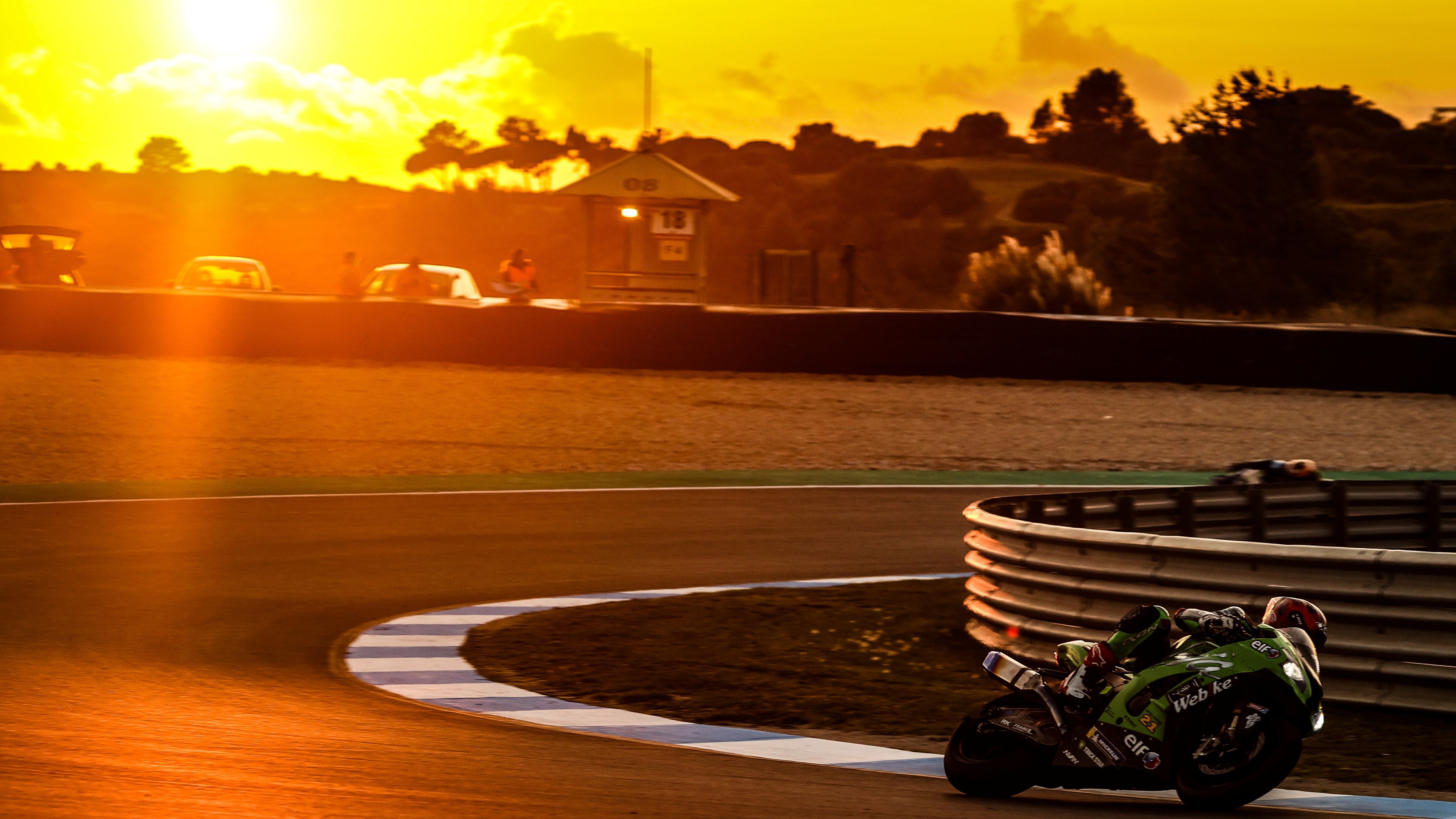 El SRC Kawasaki bajo la luz anaranjada del atardecer