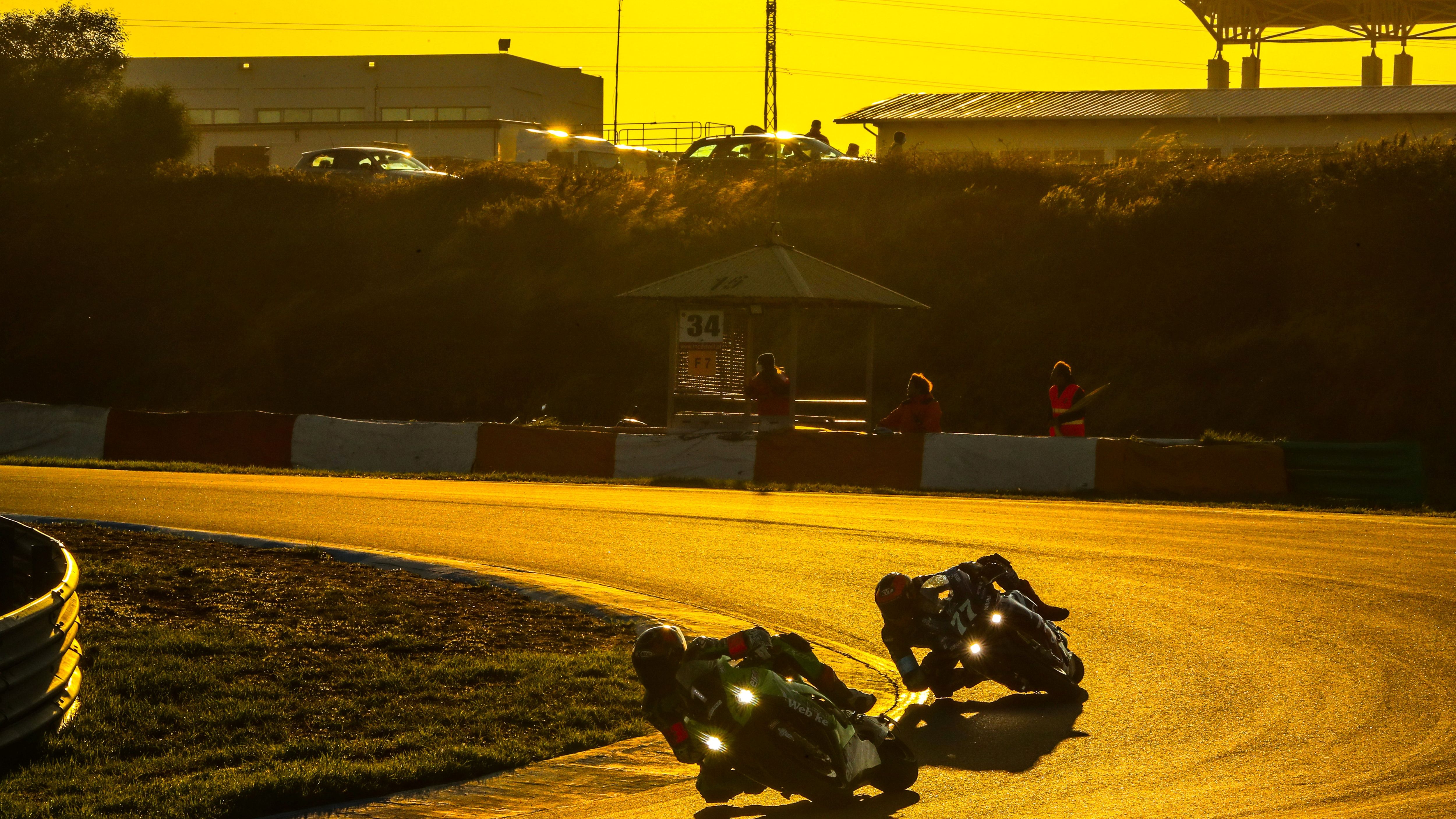 El SRC Kawasaki y el Wojcik en el atardecer