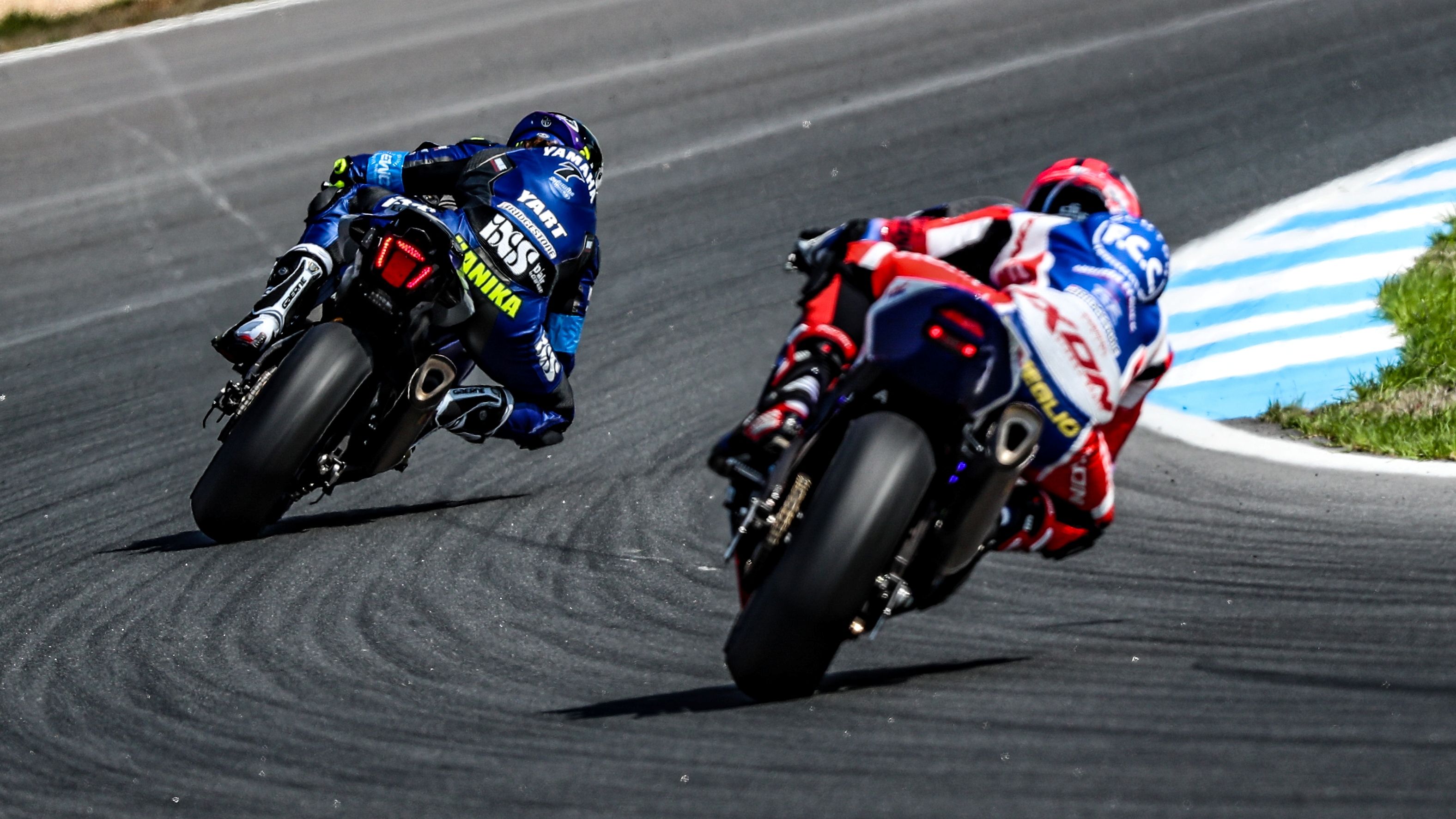 Mike Di Meglio (TRS) persigue a Karel Hanika (YART)
