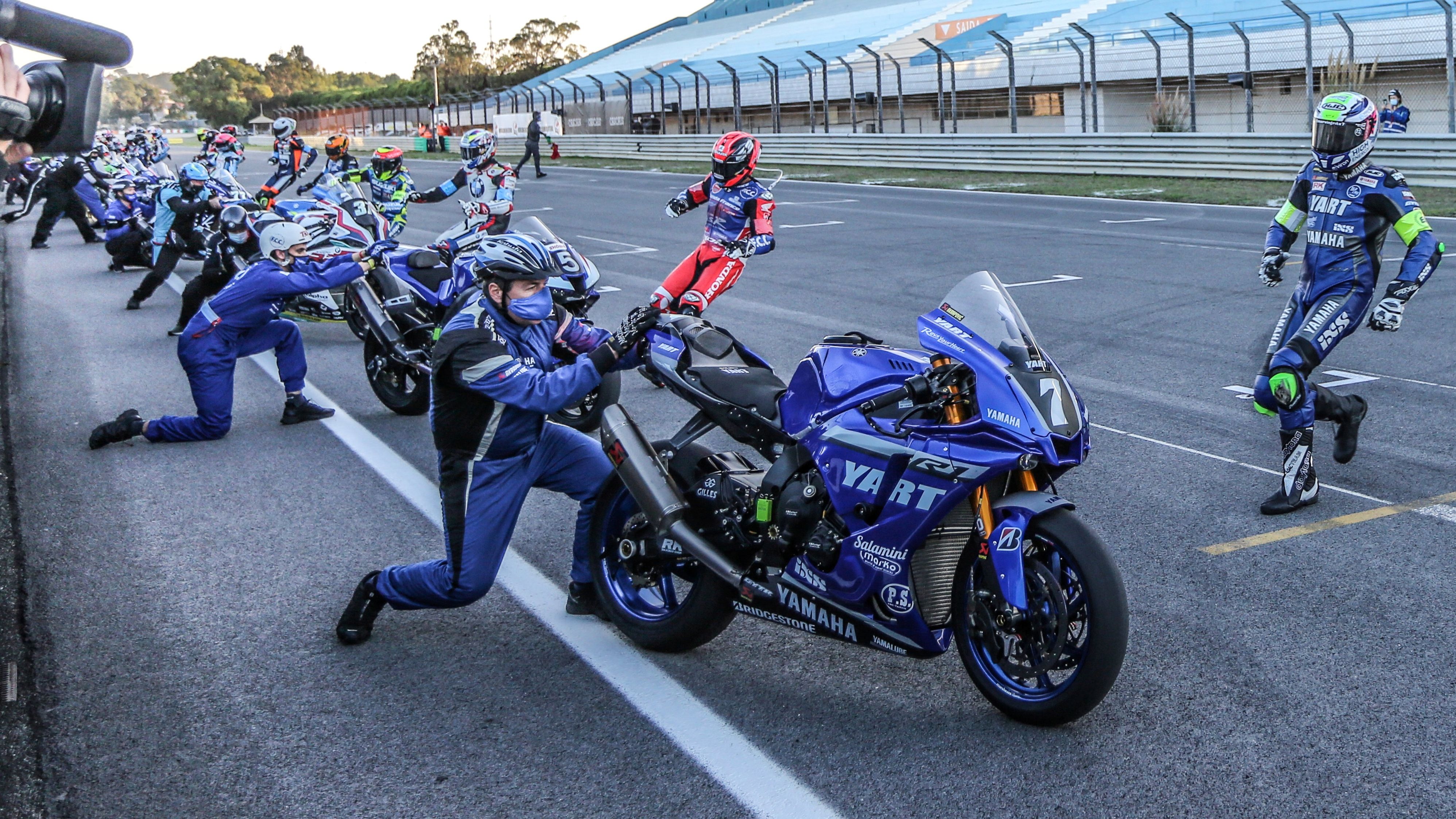Momento de la salida de las 12 horas de Estoril