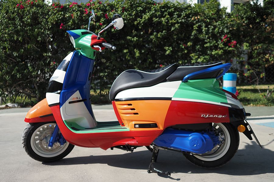Peugeot Django decorado por MurOne en Moments 2020.