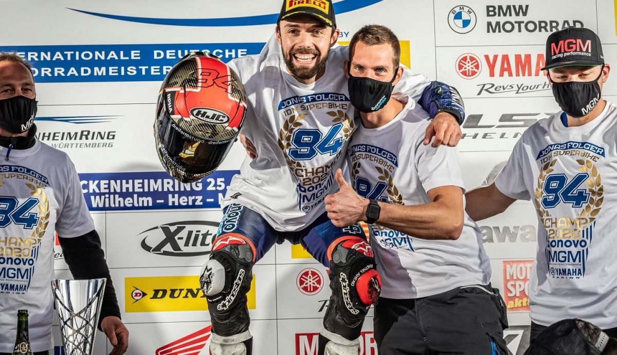 Jonas Folger festeja su título del IDM Superbike 2020 Jonas Folger festeja su título del IDM Superbike 2020