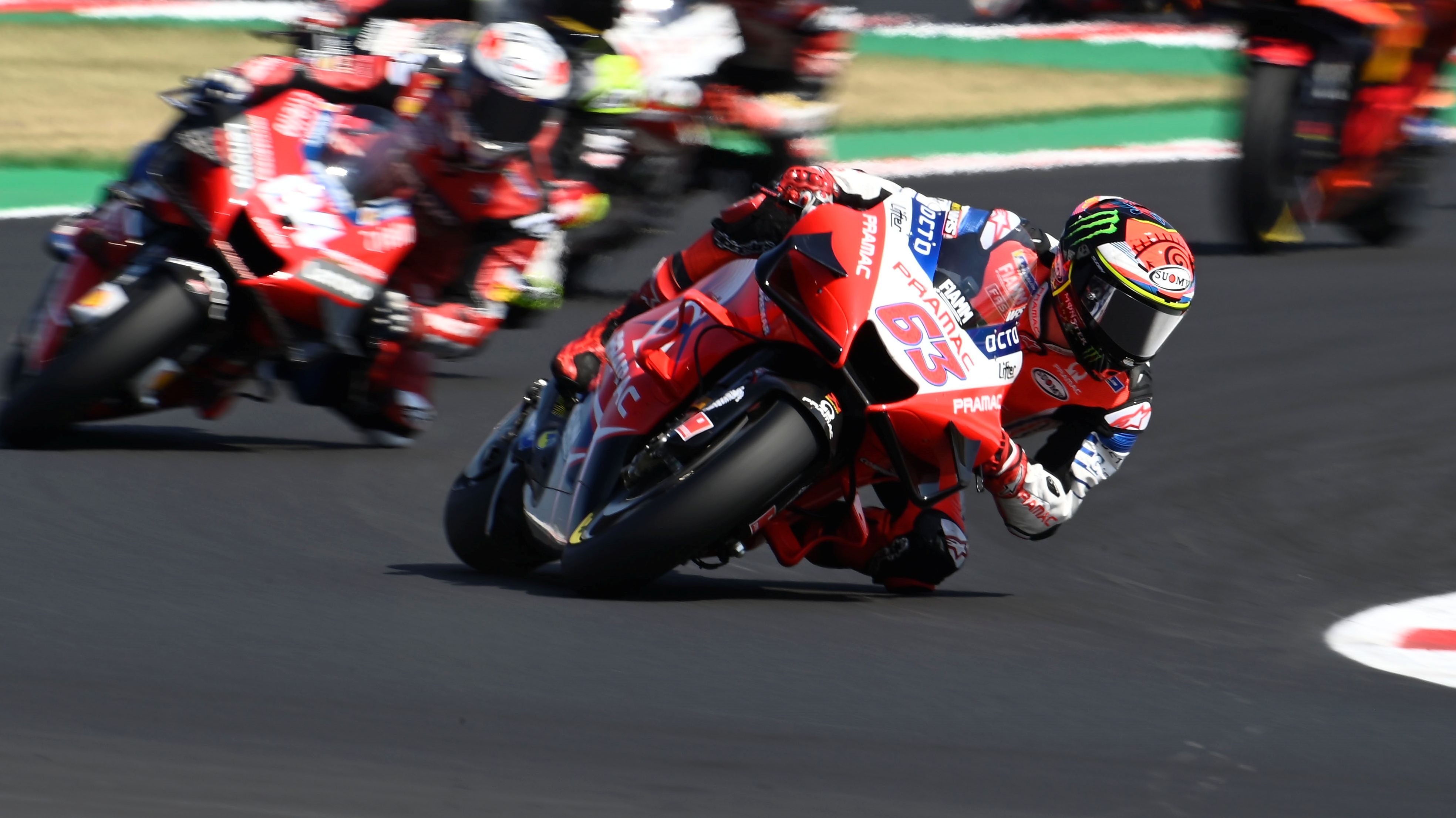 Pecco Bagnaia seguido por Andrea Dovizioso