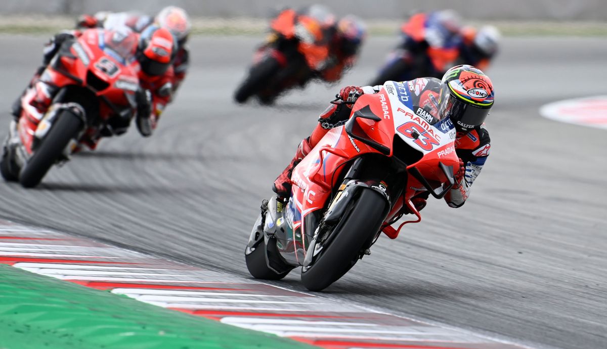 Pecco Bagnaia perseguido por Danilo Petrucci Pecco Bagnaia perseguido por Danilo Petrucci