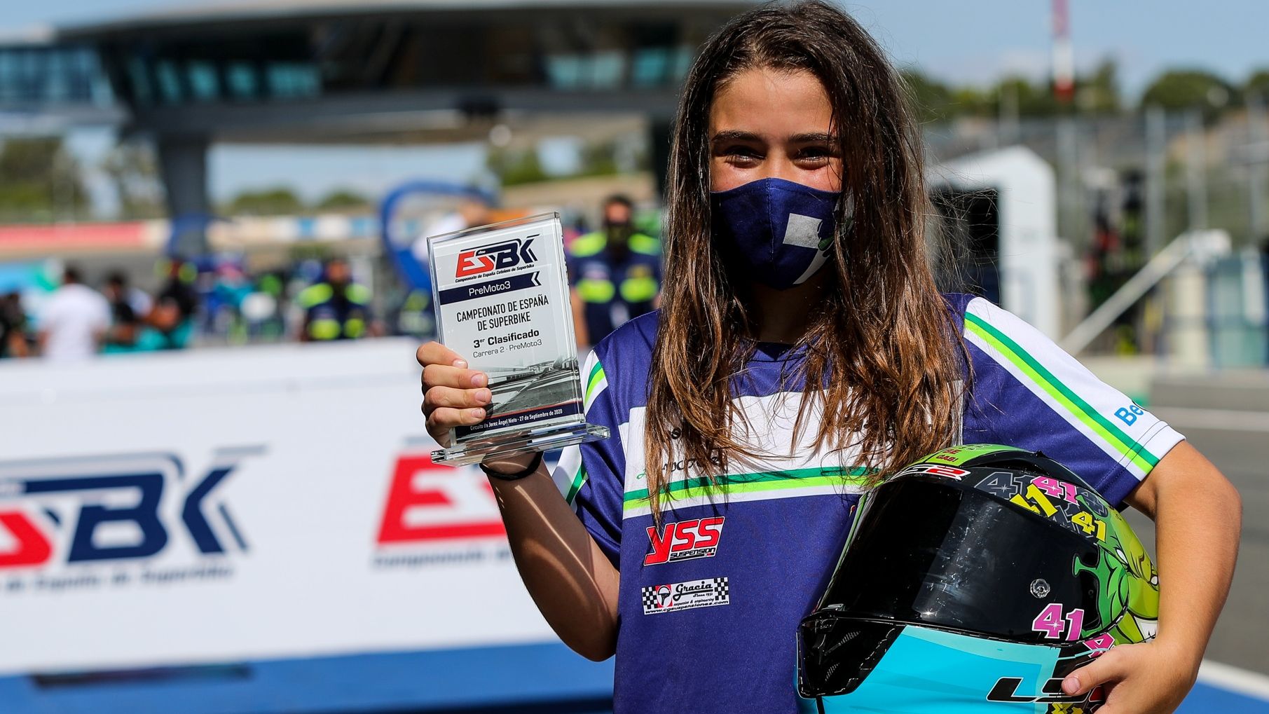 Yvonne Cerpa con el trofeo del tercer puesto de PreMoto3 en Jerez (Foto: RFME).