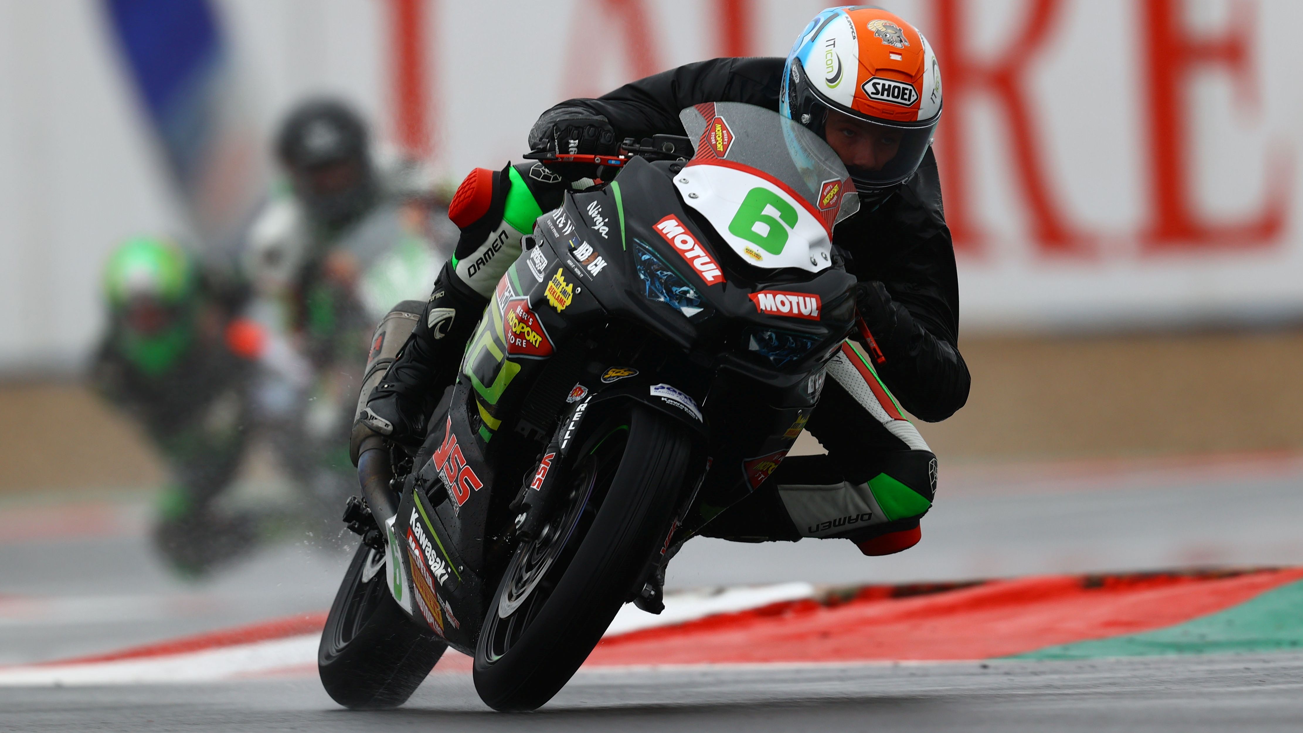 Jeffrey Buis ha vencido en mojado en Magny Cours y es más líder