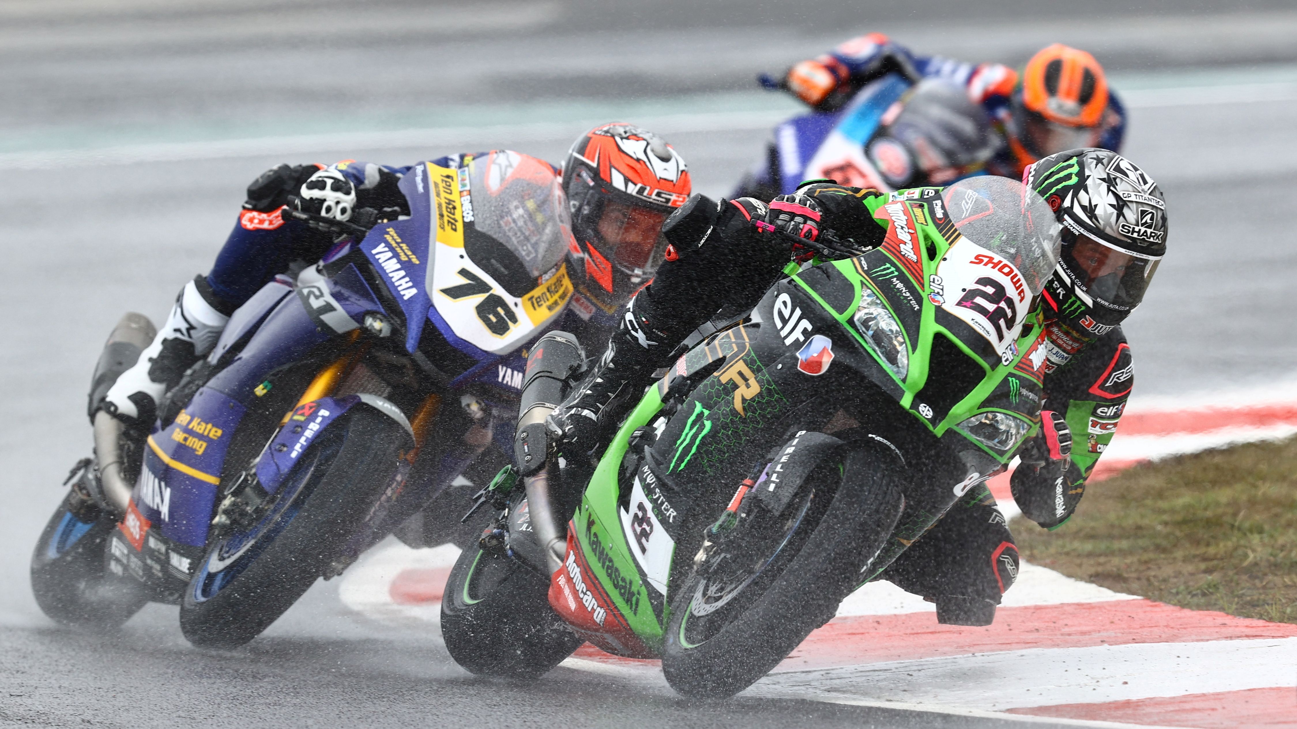 Alex Lowes perseguido por Loris Baz con Michael van der Mark detrás