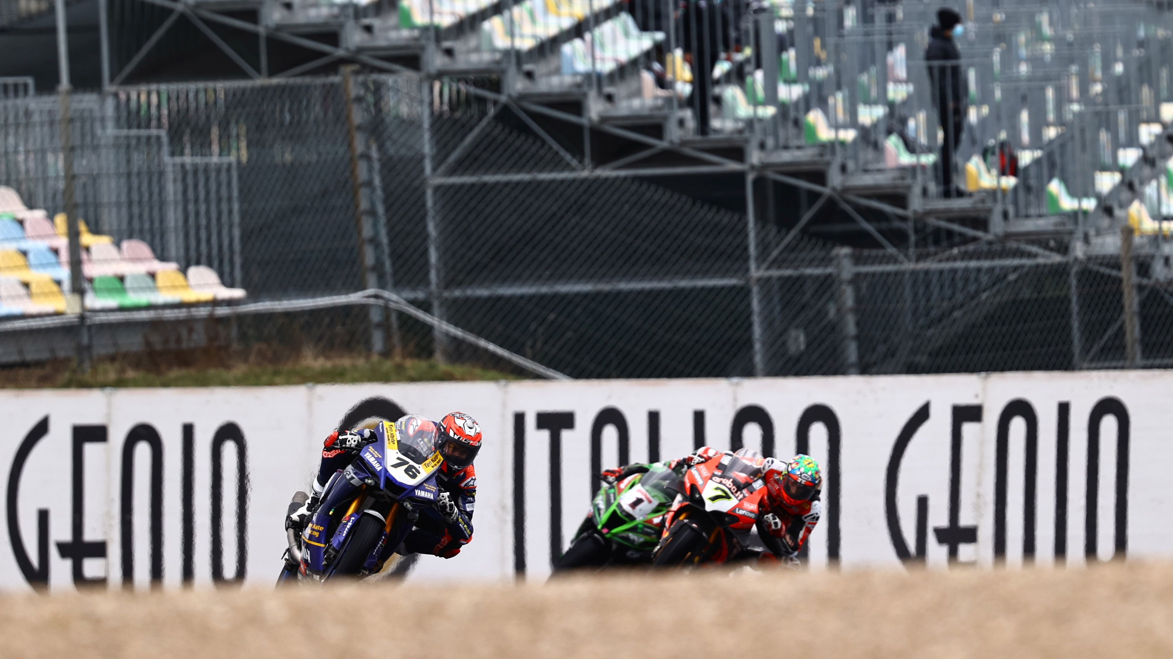 Chaz Davies supera a Jonathan Rea con Loris Baz delante de ellos