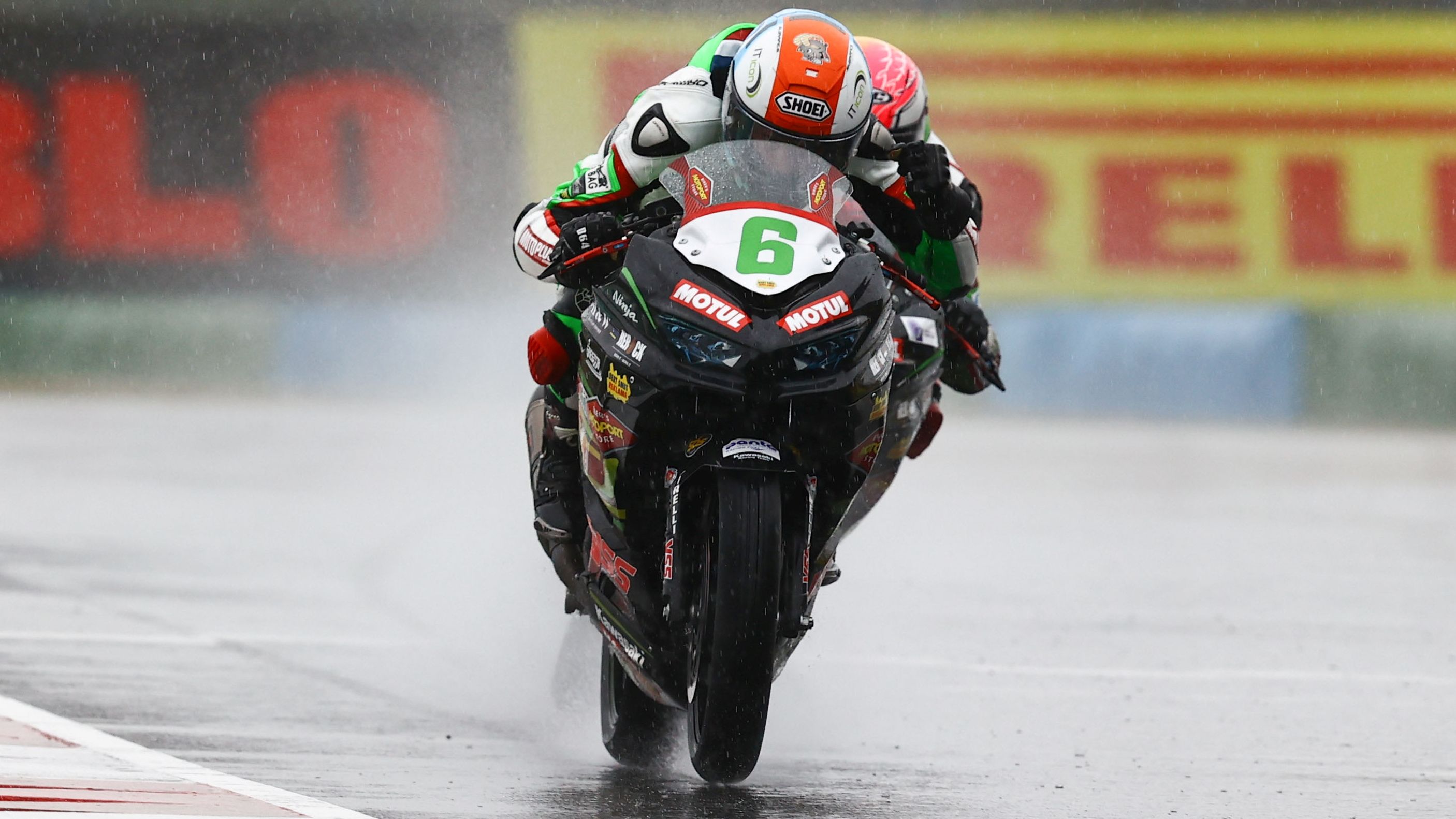 Jeffrey Buis se impone a Scott Deroue en la primera carrera