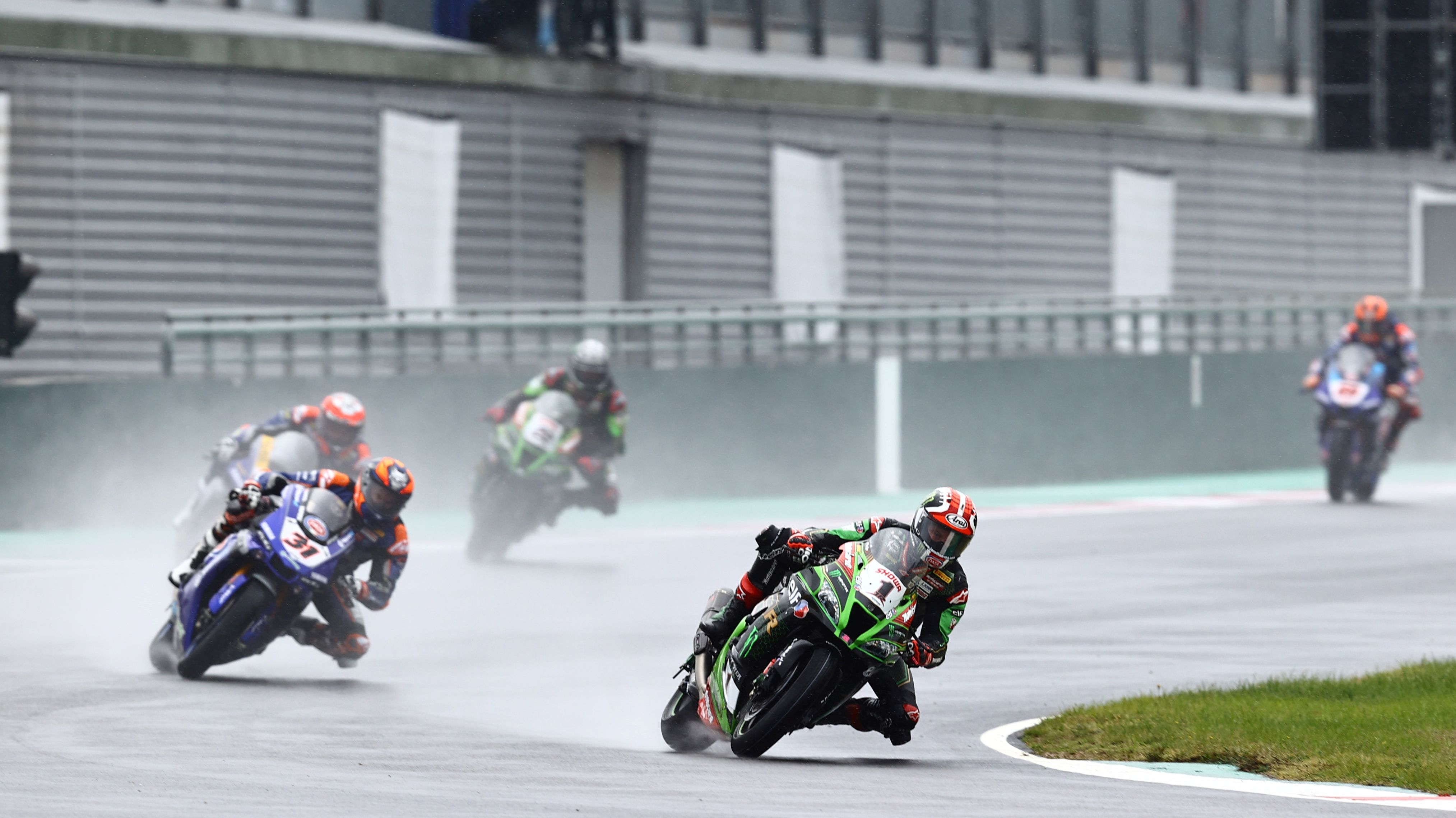 Jonathan Rea coge unos metros sobre el correoso Garrett Gerloff