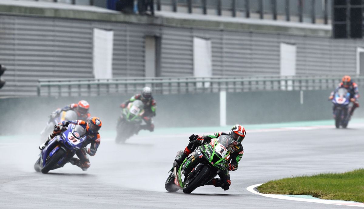 Jonathan Rea coge unos metros sobre el correoso Garrett Gerloff