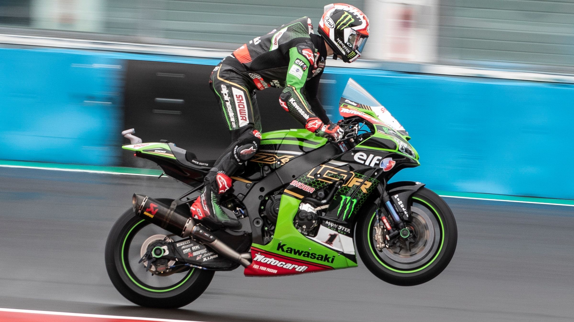 Jonathan Rea festeja su victoria con un wheelie
