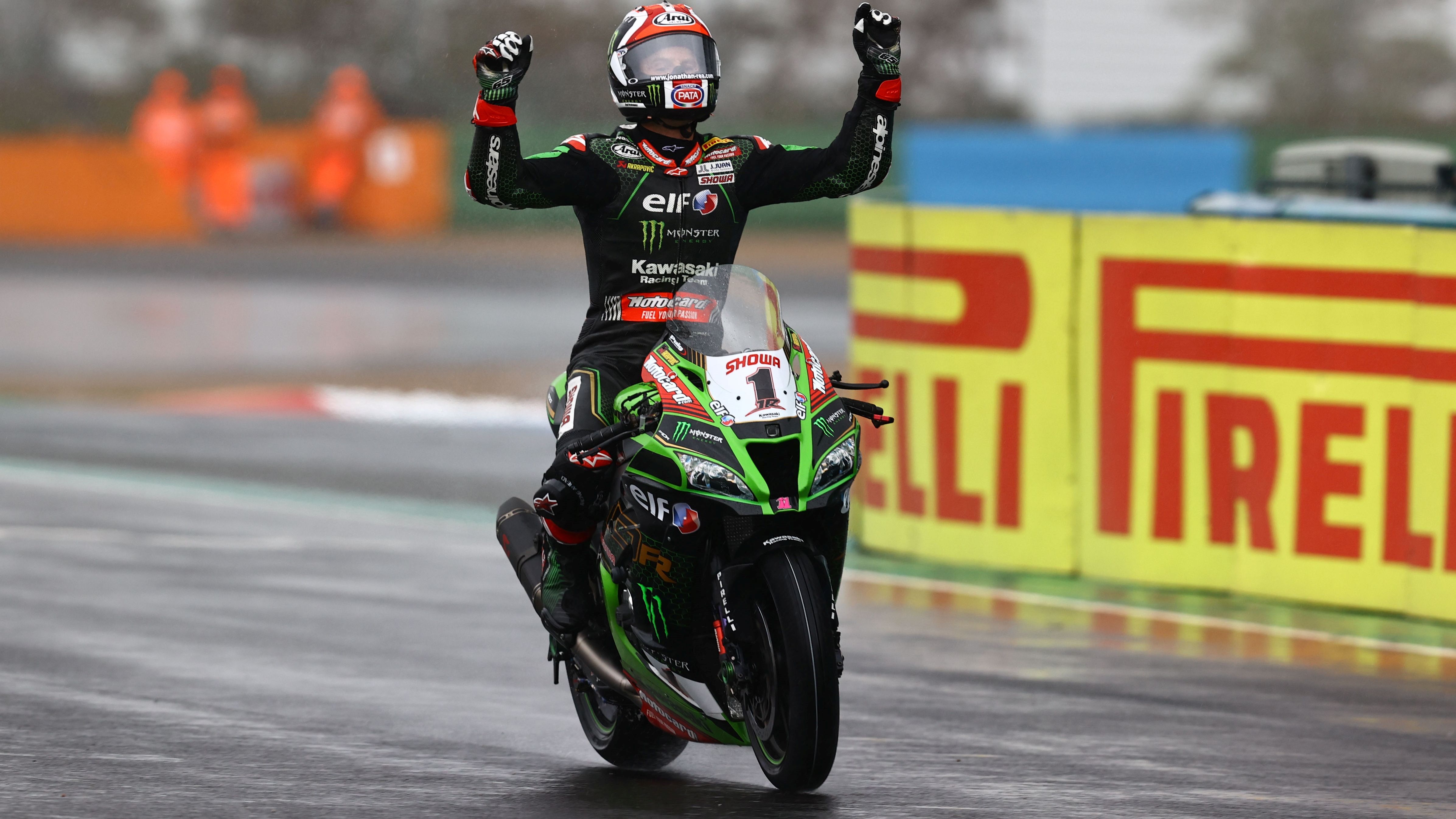 Jonathan Rea festeja su victoria en la primera carrera