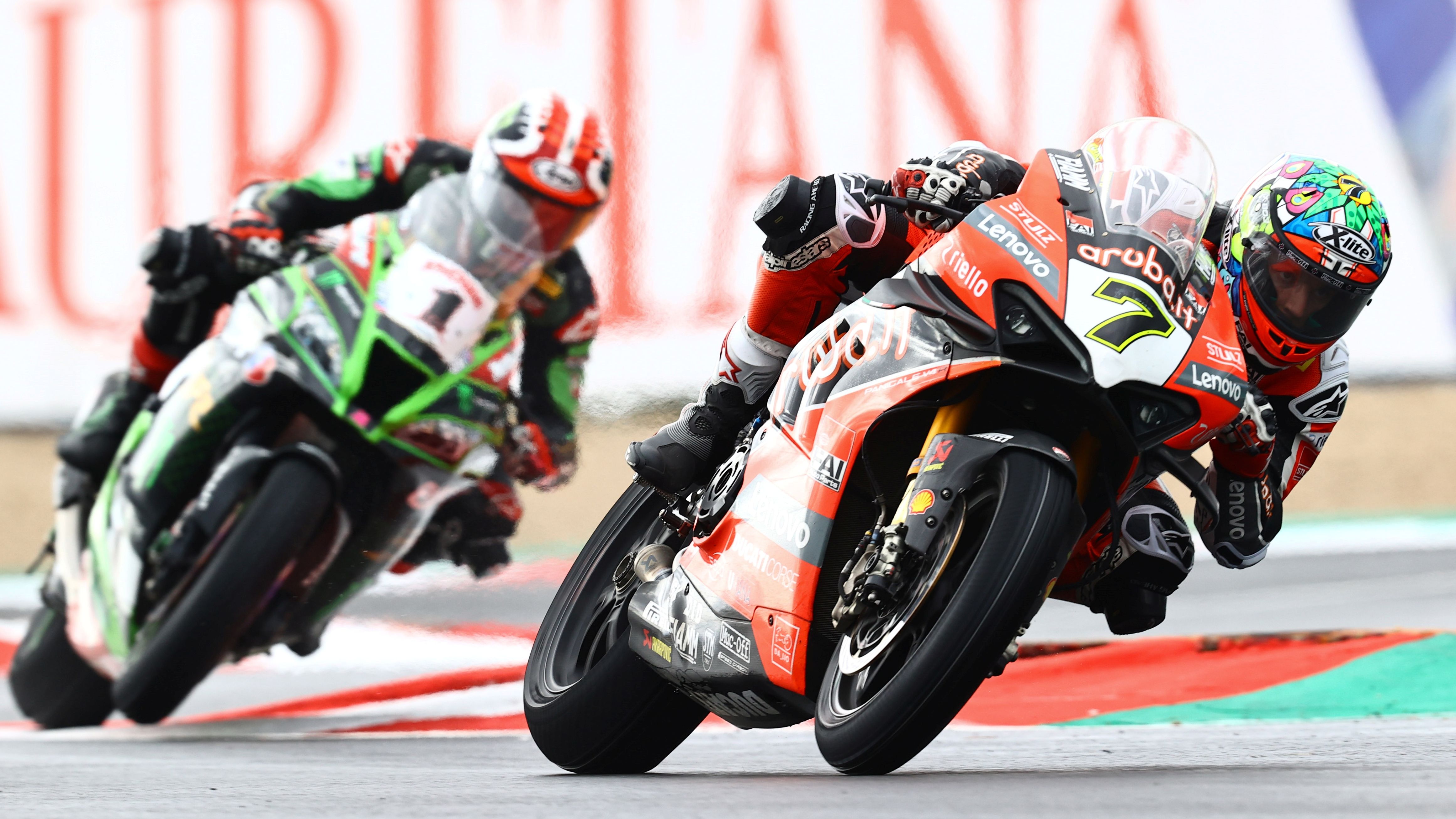 Jonathan Rea intenta perseguir a Chaz Davies
