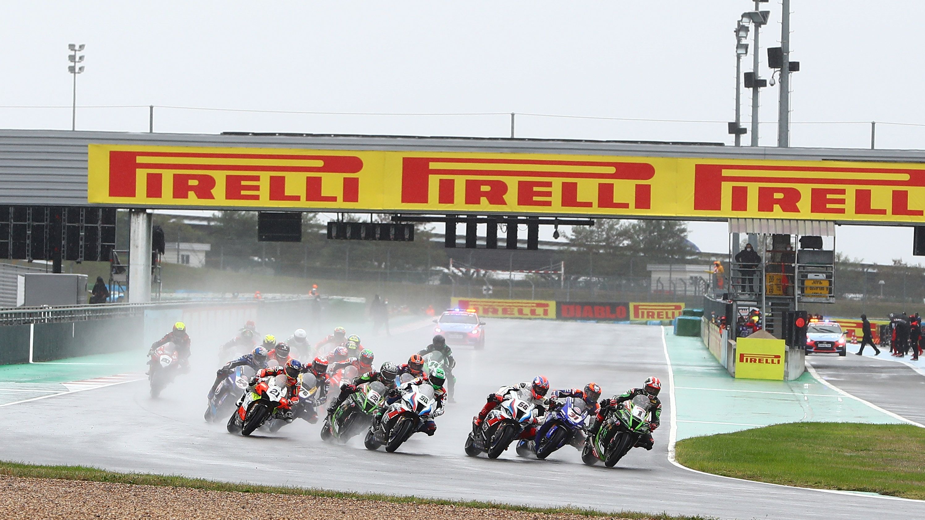 Jonathan Rea lidera y Garrett Gerloff se toca con Tom Sykes, que caería tirando a Eugene Laverty