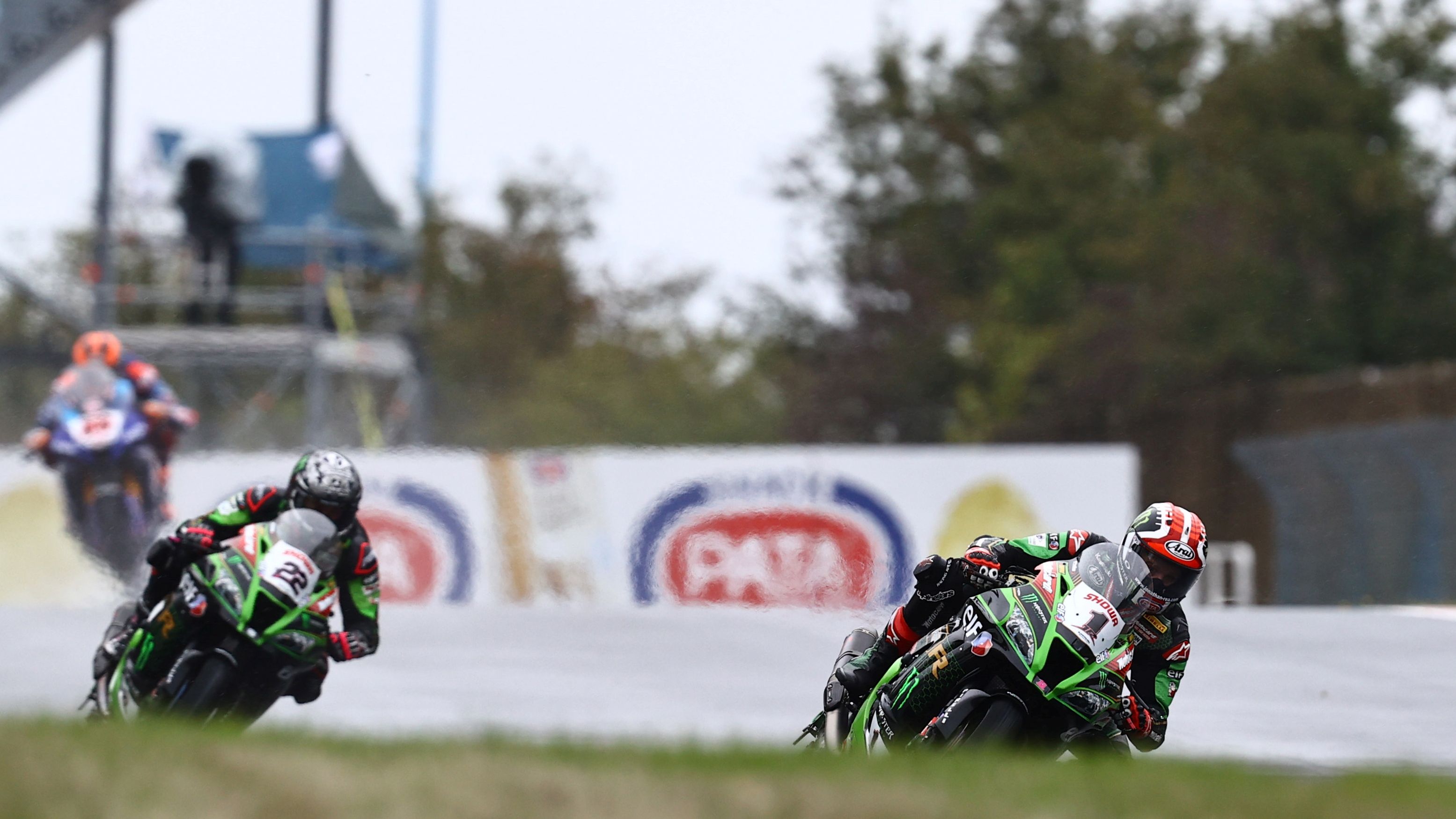 Jonathan Rea perseguido por su compañero Alex Lowes en la carrera Superpole