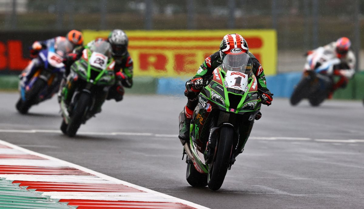 Jonathan Rea se escapa de su compañero Alex Lowes