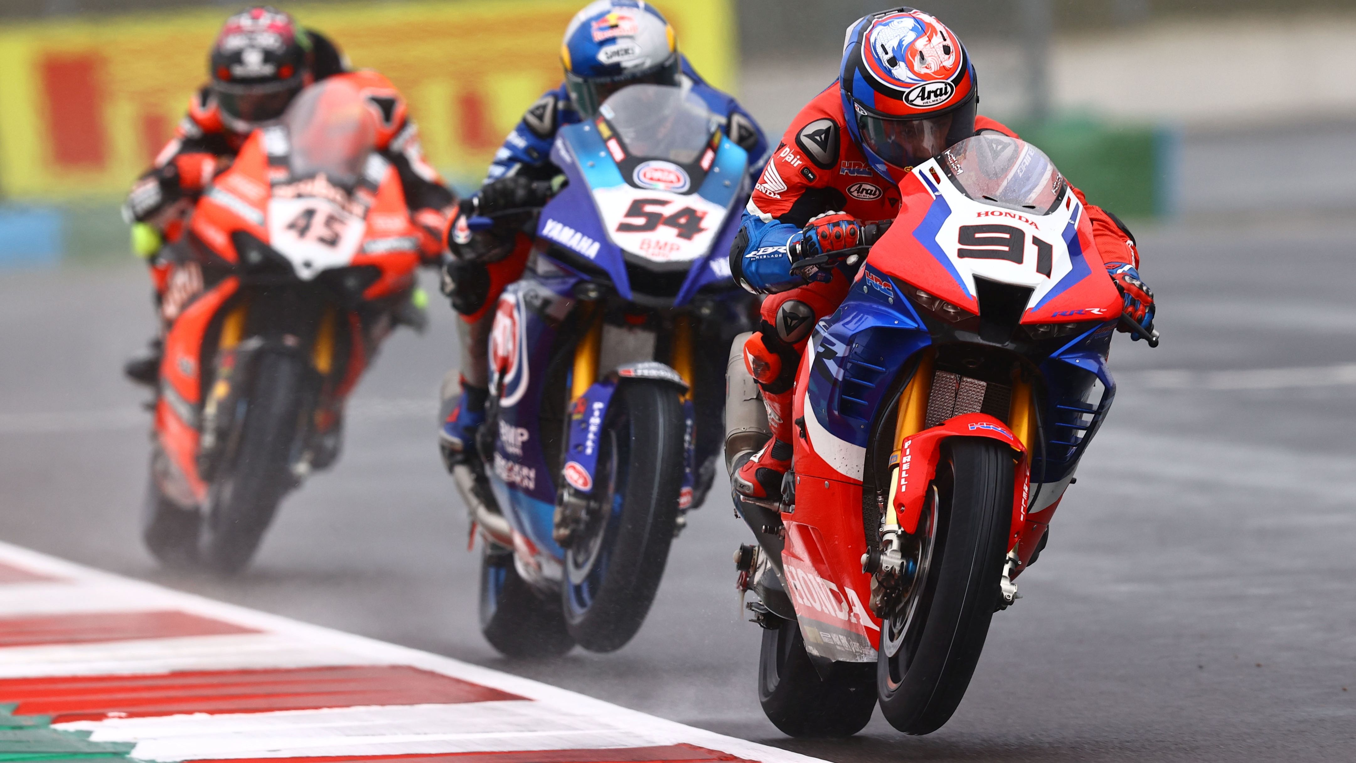 Leon Haslam, Toprak Razgatlioglu y Scott Redding