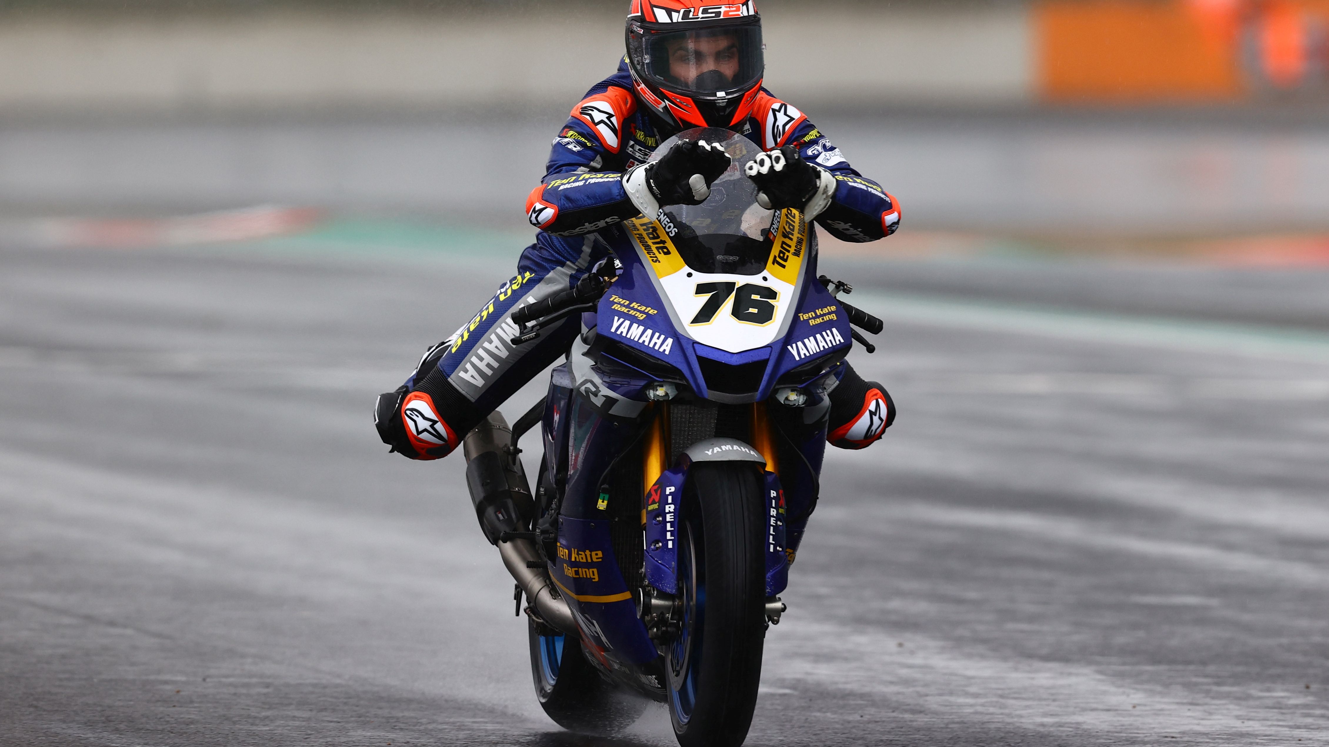 Loris Baz hace el gesto de nadar al entrar segundo en meta el sábado