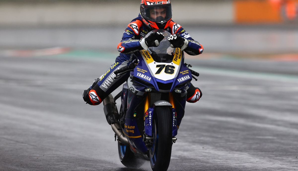 Loris Baz hace el gesto de nadar al entrar segundo en meta el sábado