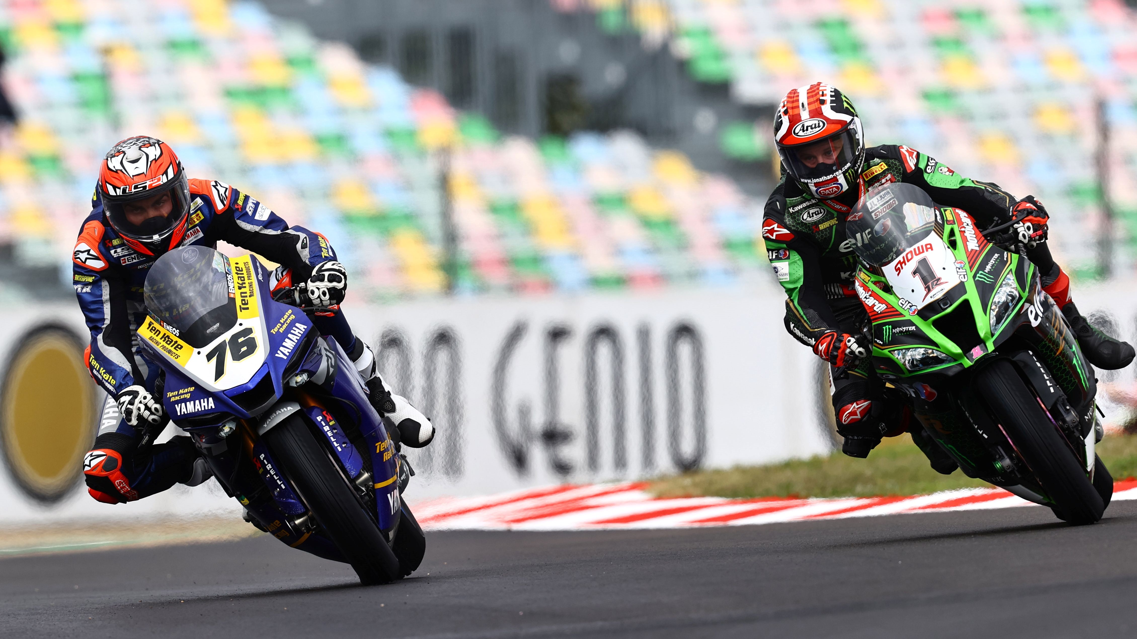 Loris Baz supera a Jonathan Rea en la última carrera dominical