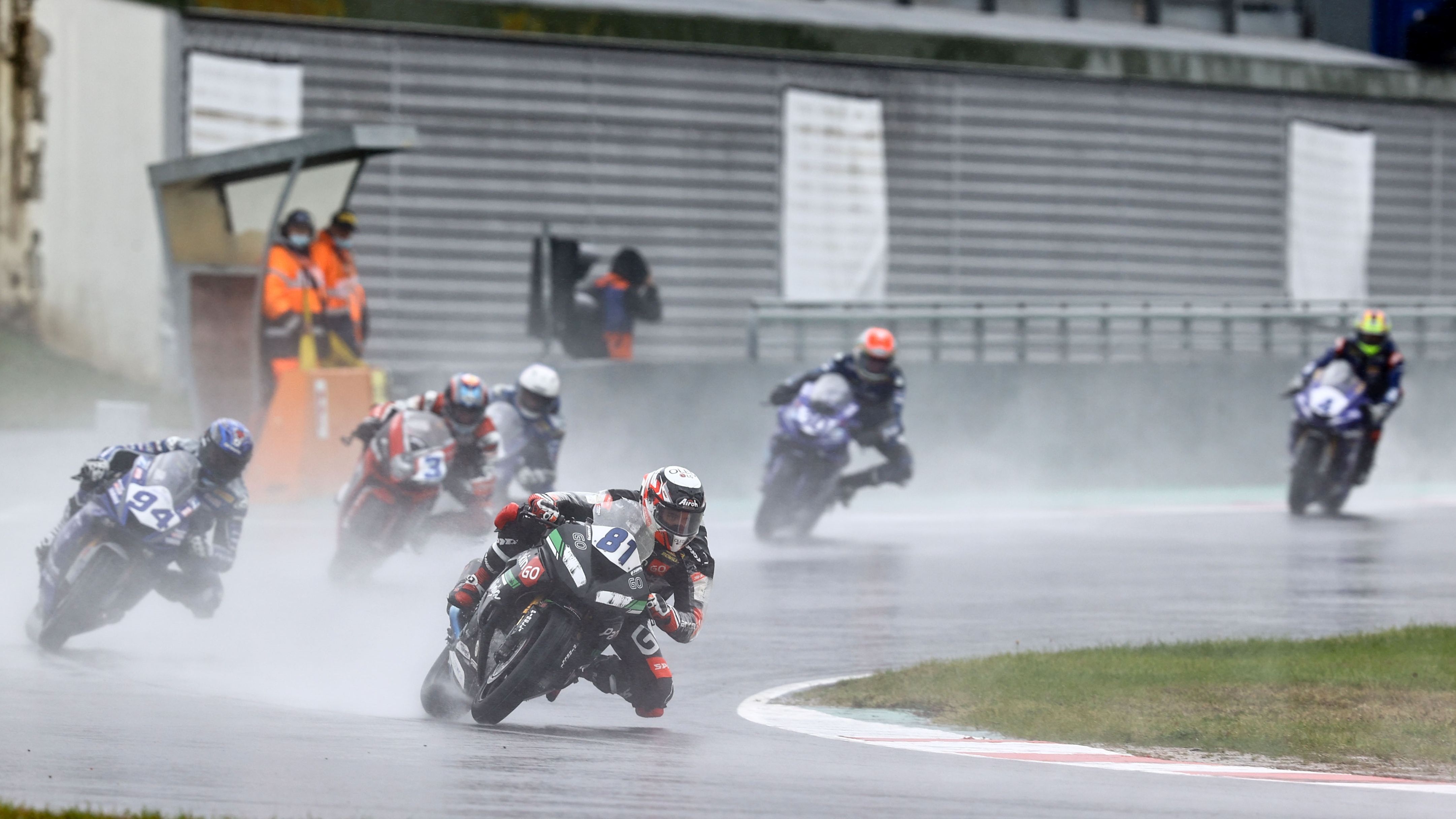 Manu González surca el empapado trazado de Magny Cours delante de Corentin Perolari