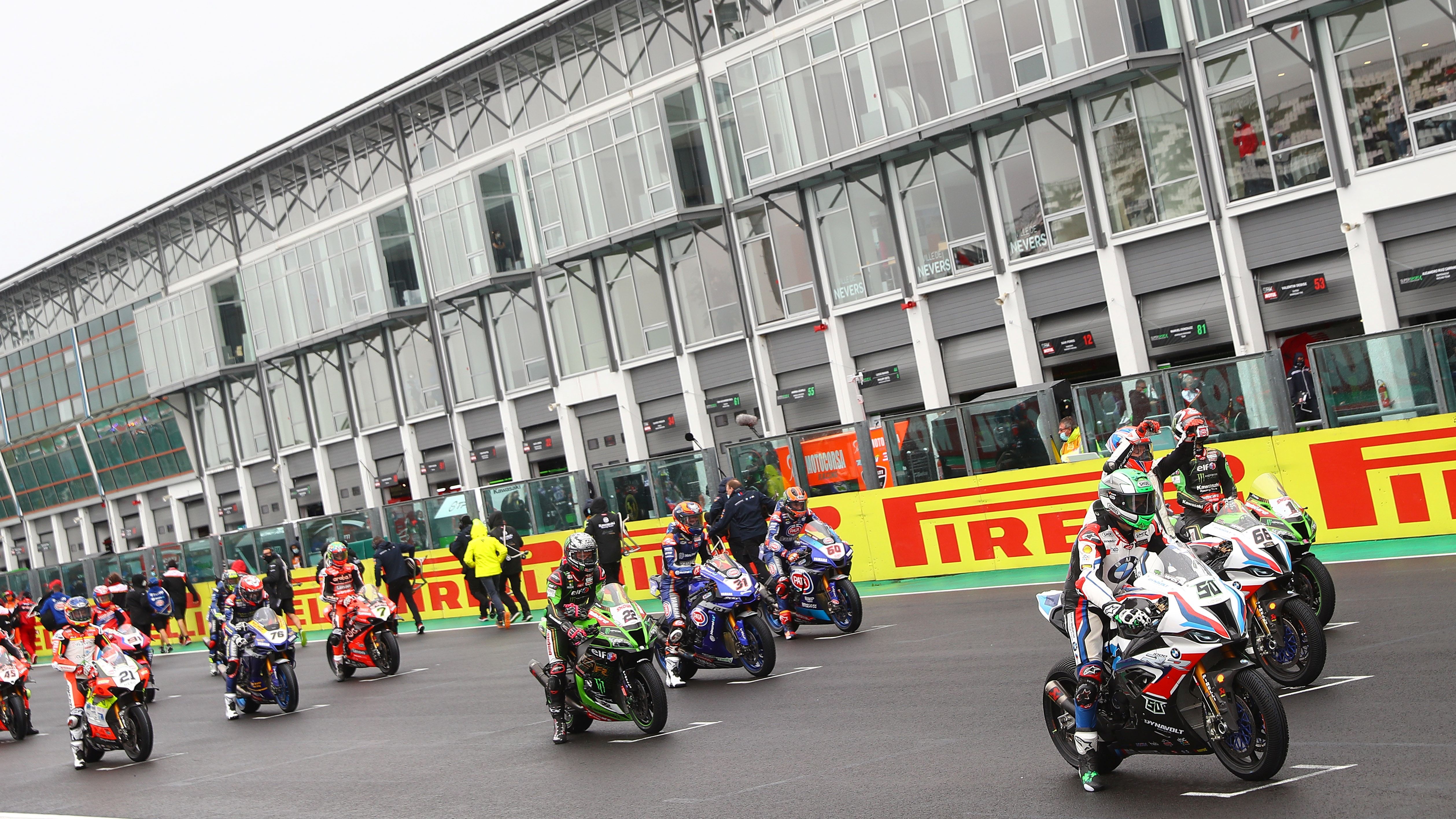 Momento previo a la salida con el histórico doblete de BMW en parrilla con Eugene Laverty en pole