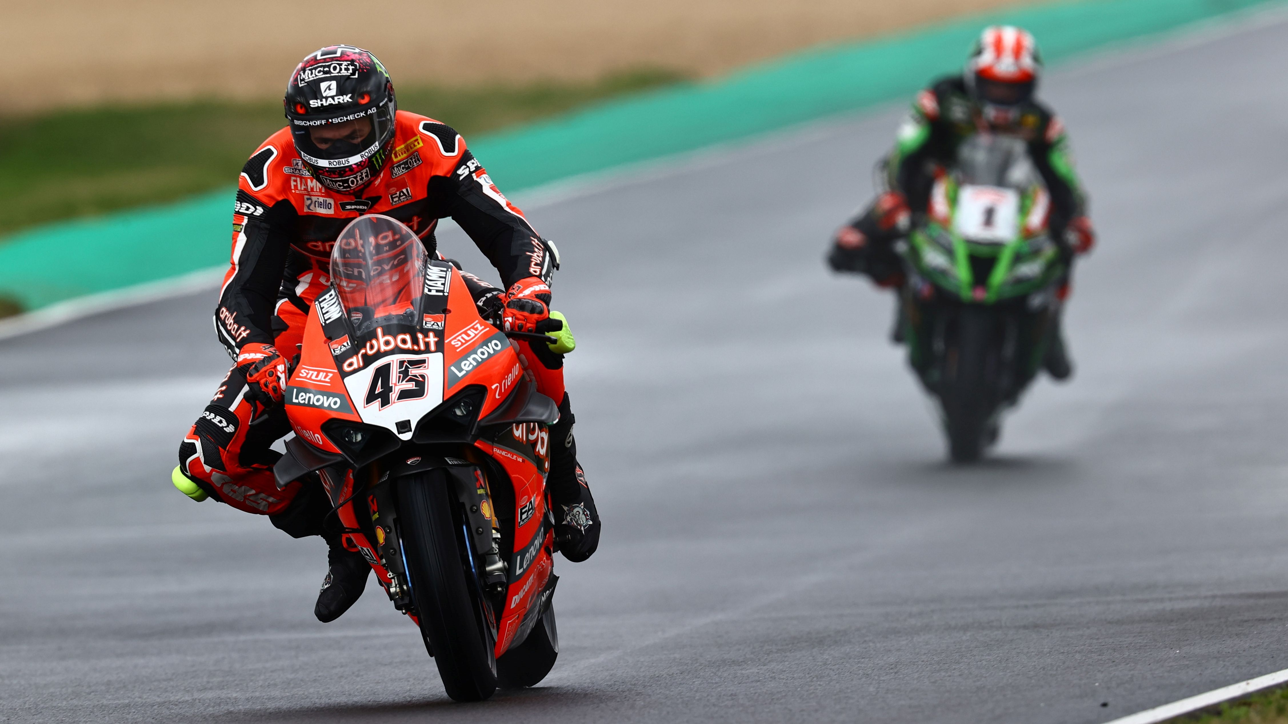 Scott Redding se escapa de Jonathan Rea para evitar su título