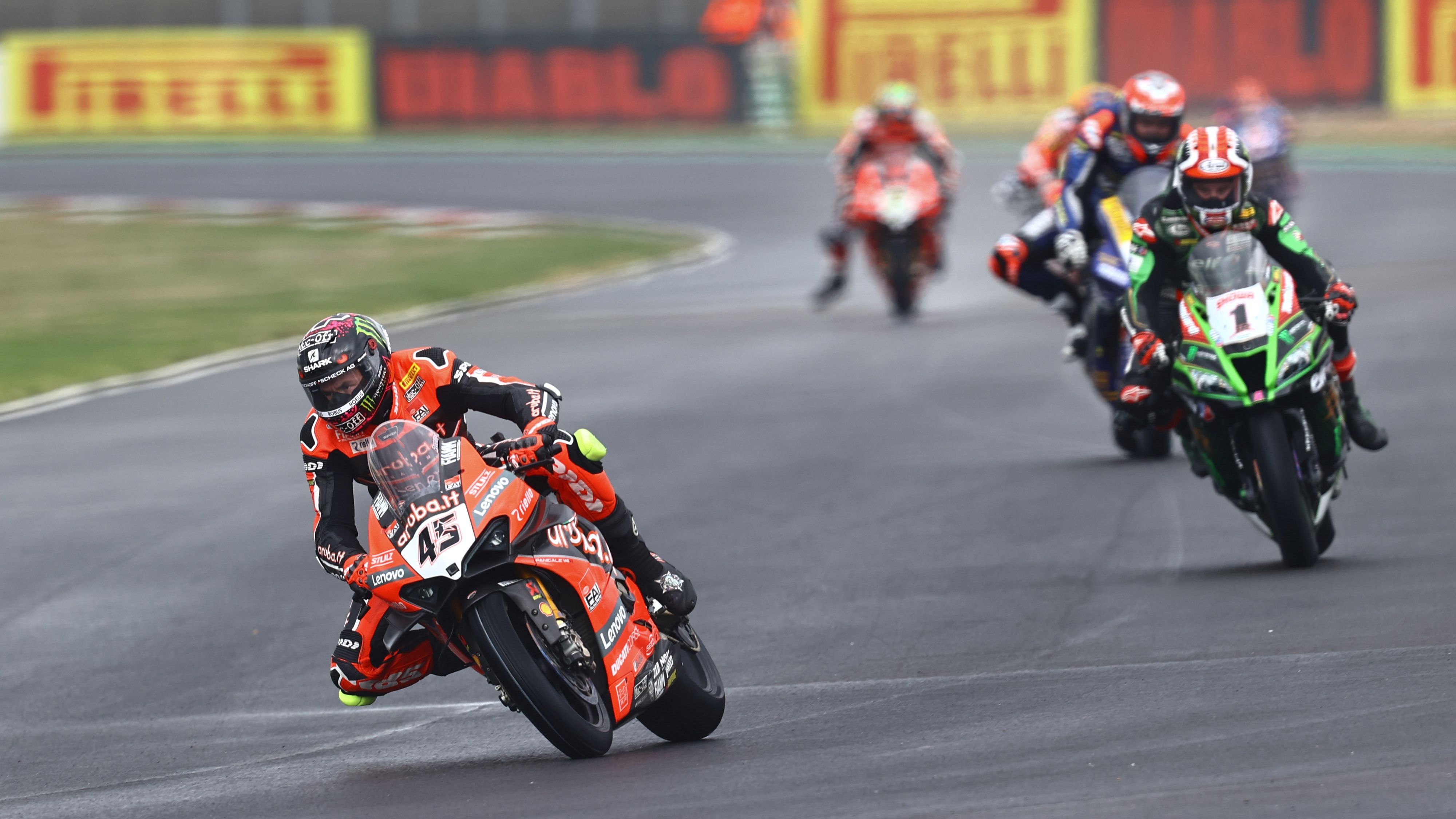 Scott Redding se va de Jonathan Rea, que tiene a su espalda a Loris Baz