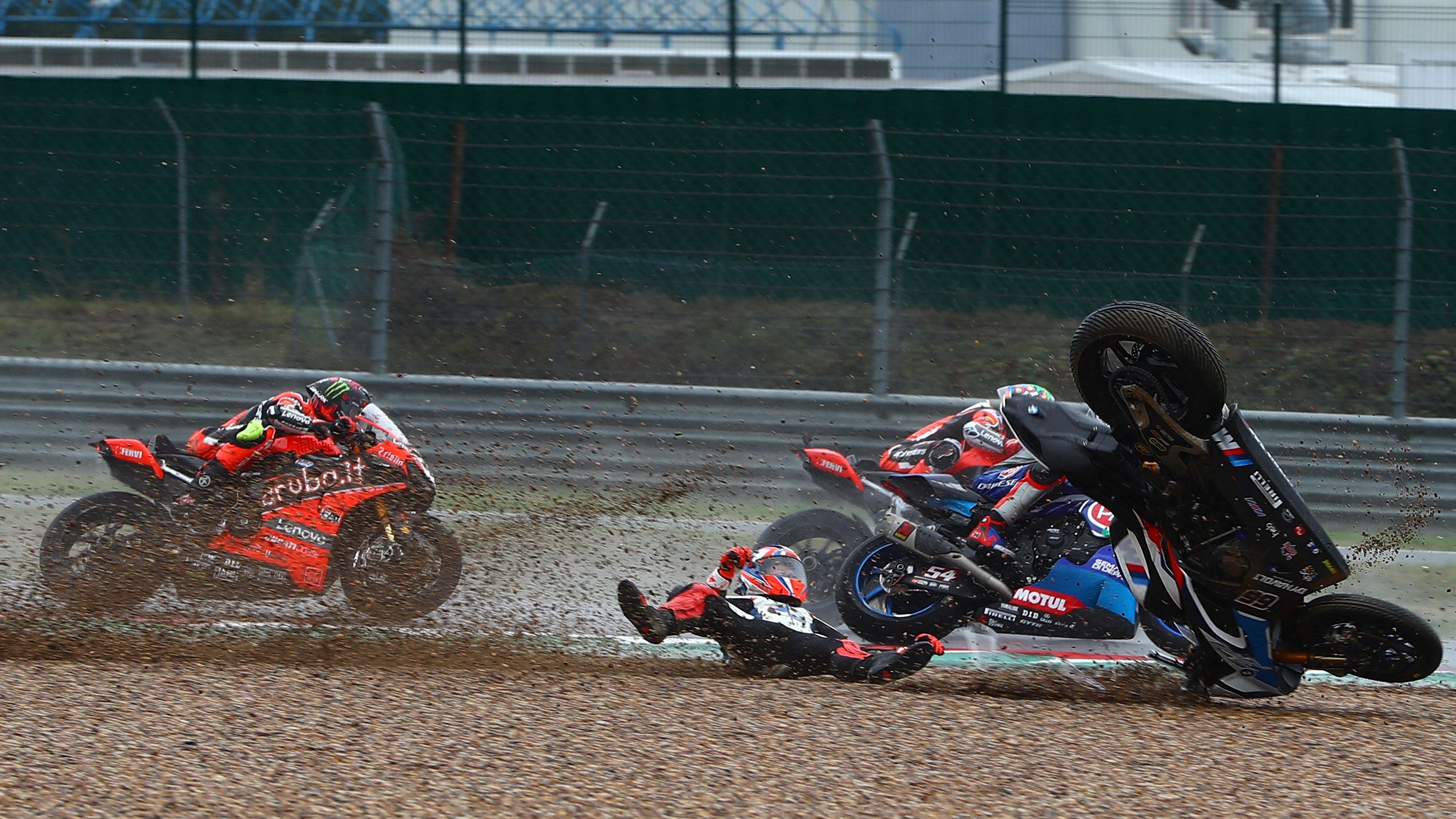 Tom Sykes y Eugene Laverty se fueron al suelo en la primera curva de la primera carrera
