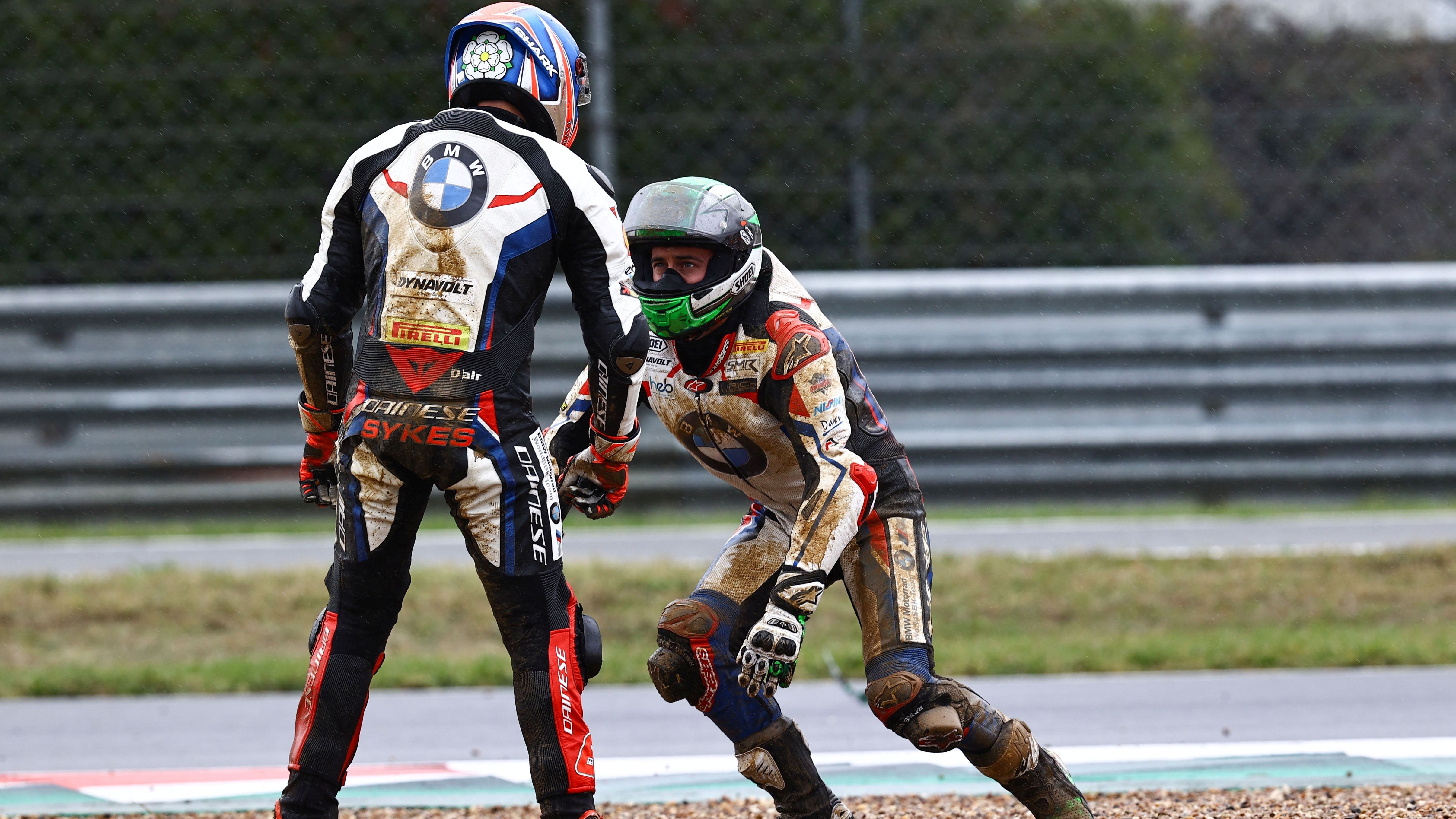 Tom Sykes y Eugene Laverty tras su caída