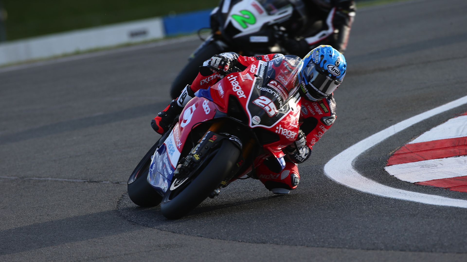 Josh Brookes ha arrebatado el liderato a Glenn Irwin a falta de la última cita