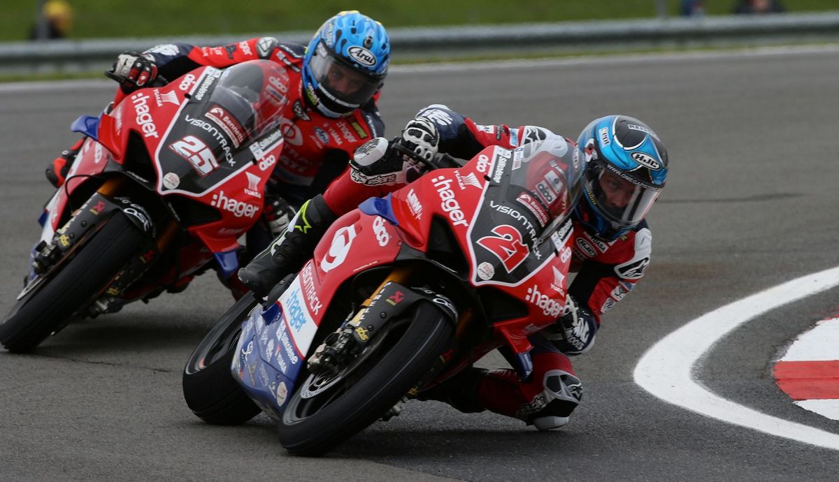 Christian Iddon y Josh Brookes se jugaron la segunda posición hasta el final