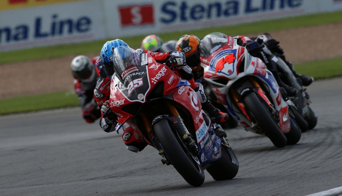 Josh Brookes se escapa de Gino Rea y pone rumbo a la victoria