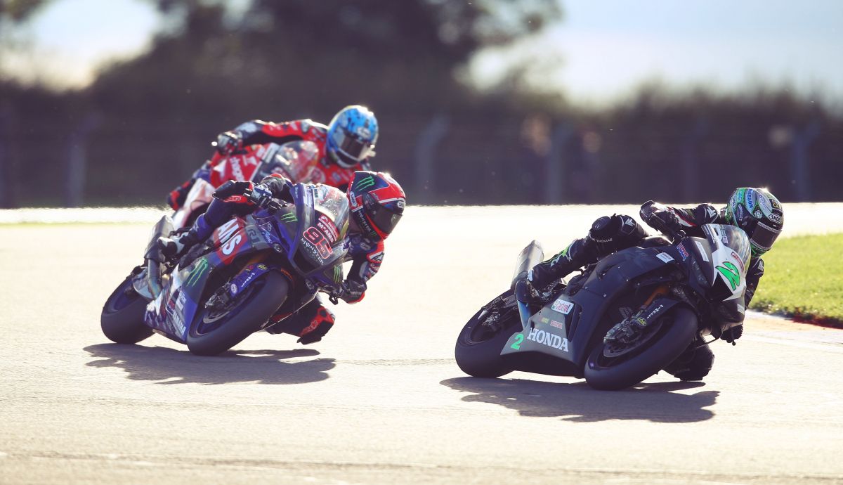 Glenn Irwin seguido por Tarran MacKenzie y Josh Brookes
