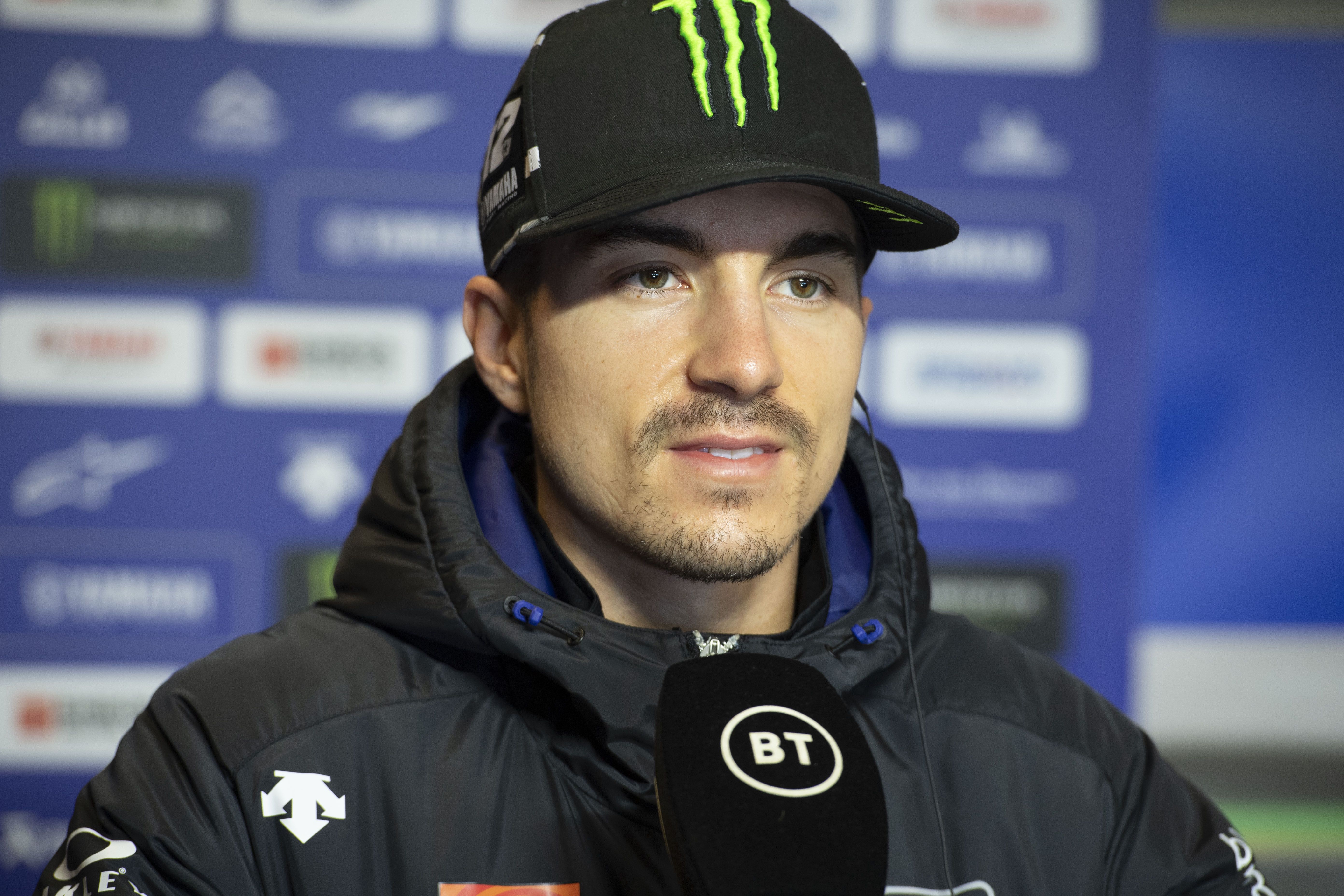 Maverick Viñales atiende a los medios de comunicación durante el Gran Premio de Francia.