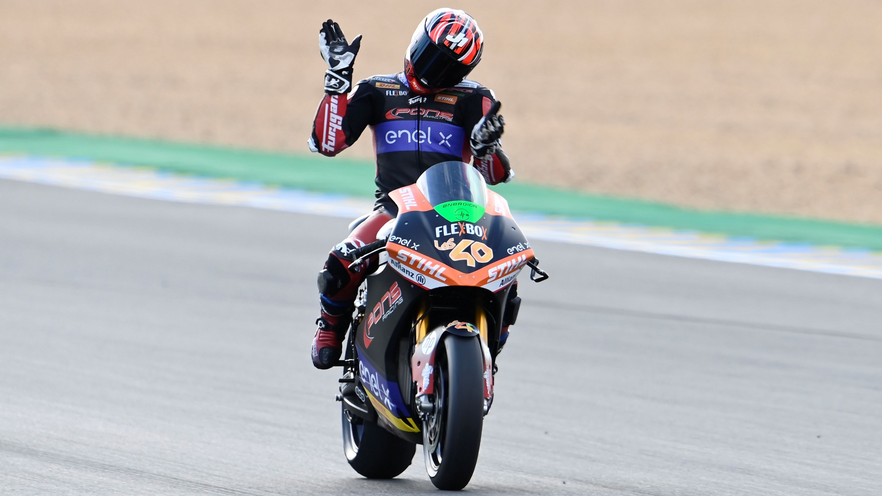 Jordi Torres festeja su victoria en Le Mans