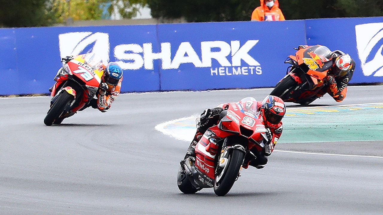 Danilo Petrucci, liderando la carrera por delante de Álex Márquez y Pol Espargaró.