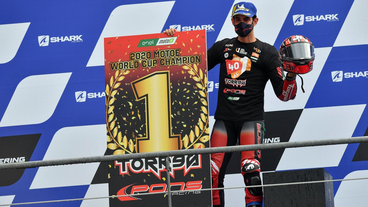 Jordi Torres celebra en el podio de Le Mans su título en la Copa del Mundo de MotoE.