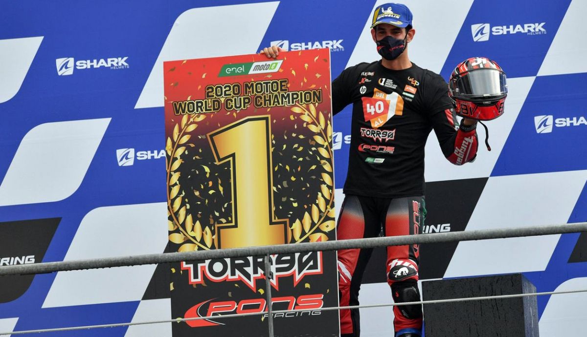 Jordi Torres celebra en el podio de Le Mans su título en la Copa del Mundo de MotoE.
