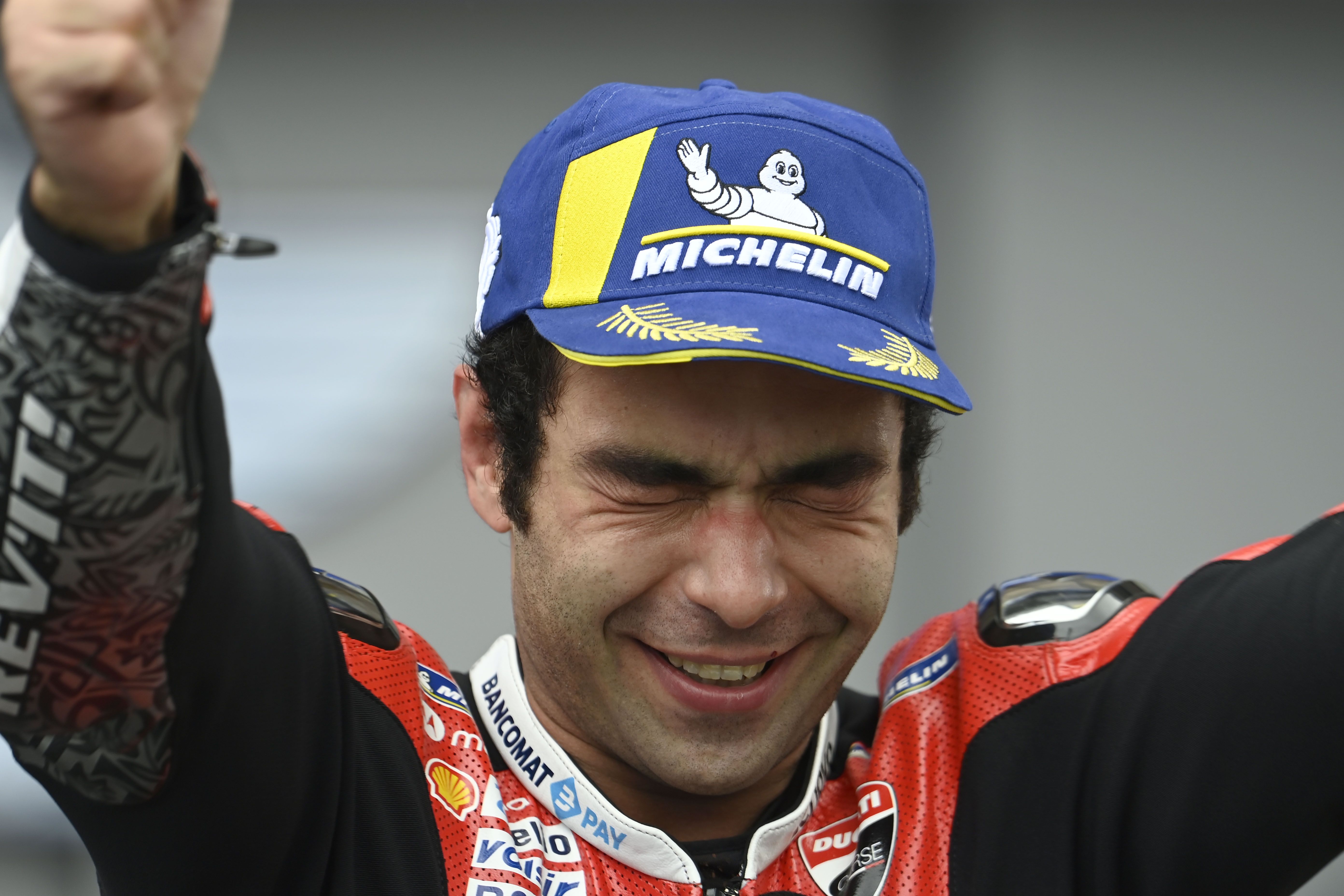 Danilo Petrucci celebra emocionado su triunfo en Le Mans.