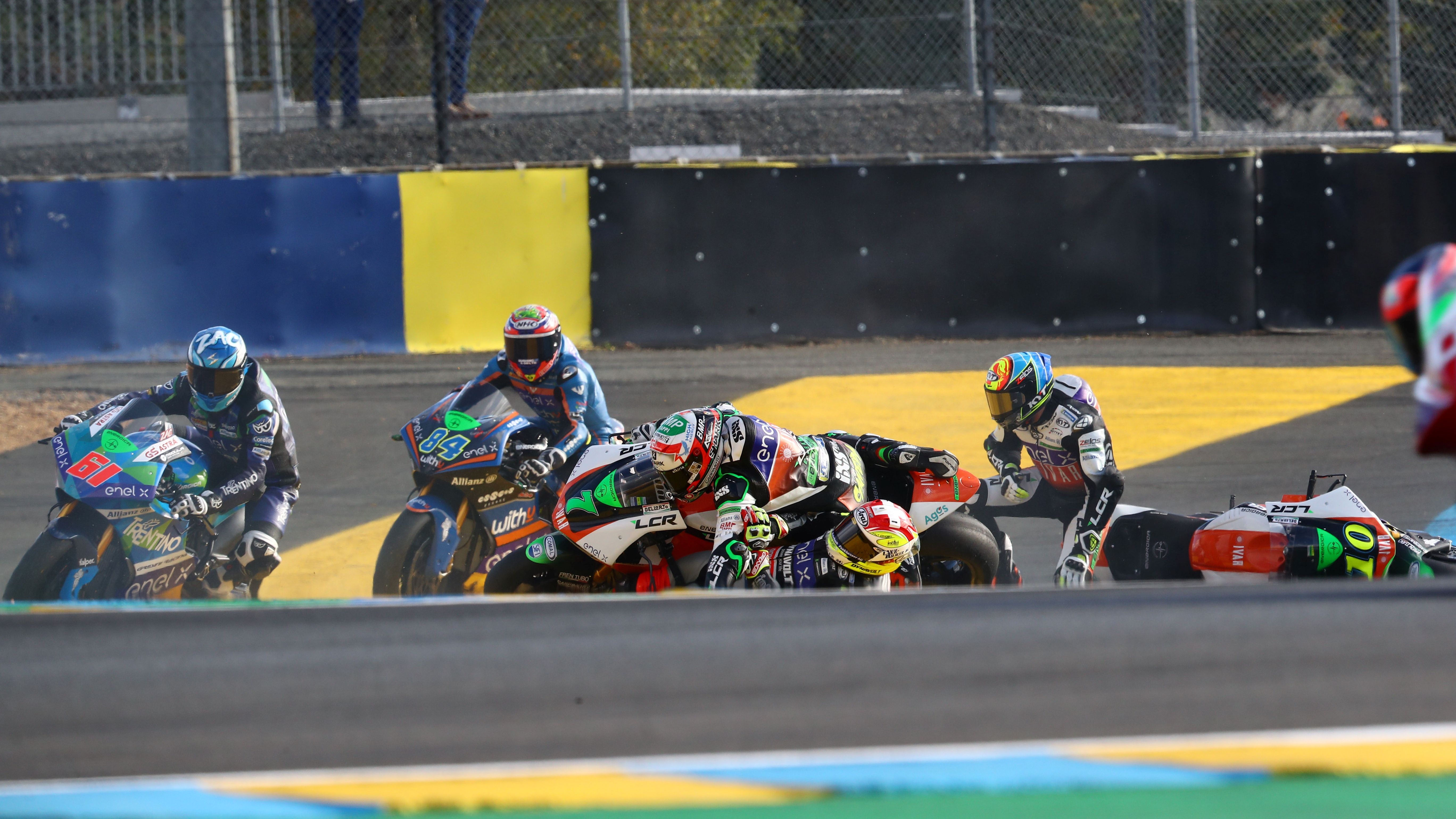 Caída múltiple en MotoE con Niccolò Canepa, Dominique Aegerter y Xavier Simeon